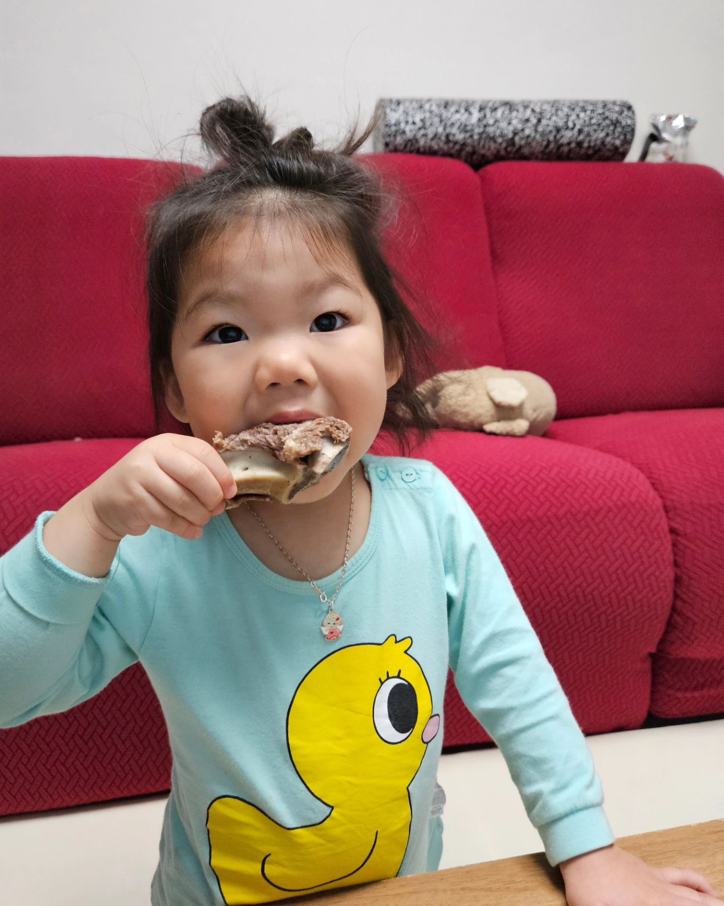 +901일💕
2023.11.05

외갓집에서 1박 잘하고 
엄빠랑 집와서 갈비탕 냠냠🍖
갈비는 뜯어야 제맛, 국물은 들고 마셔야 제맛
👍👍👍👍

#30개월아기 #30개월딸랑구👶 #이소율은사랑입니다