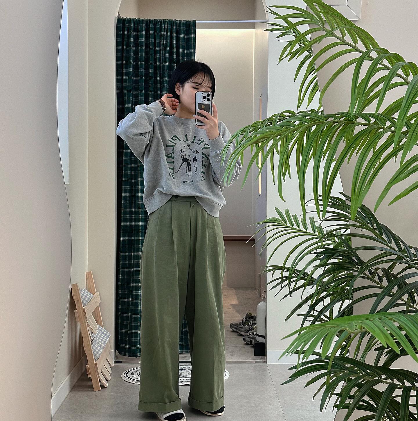 .

사진 찍는데 옆에 오길래 같이 찍자하니 바로 매달림 🦥🦥
키가 언제 이렇게 컸냐 우리아덜