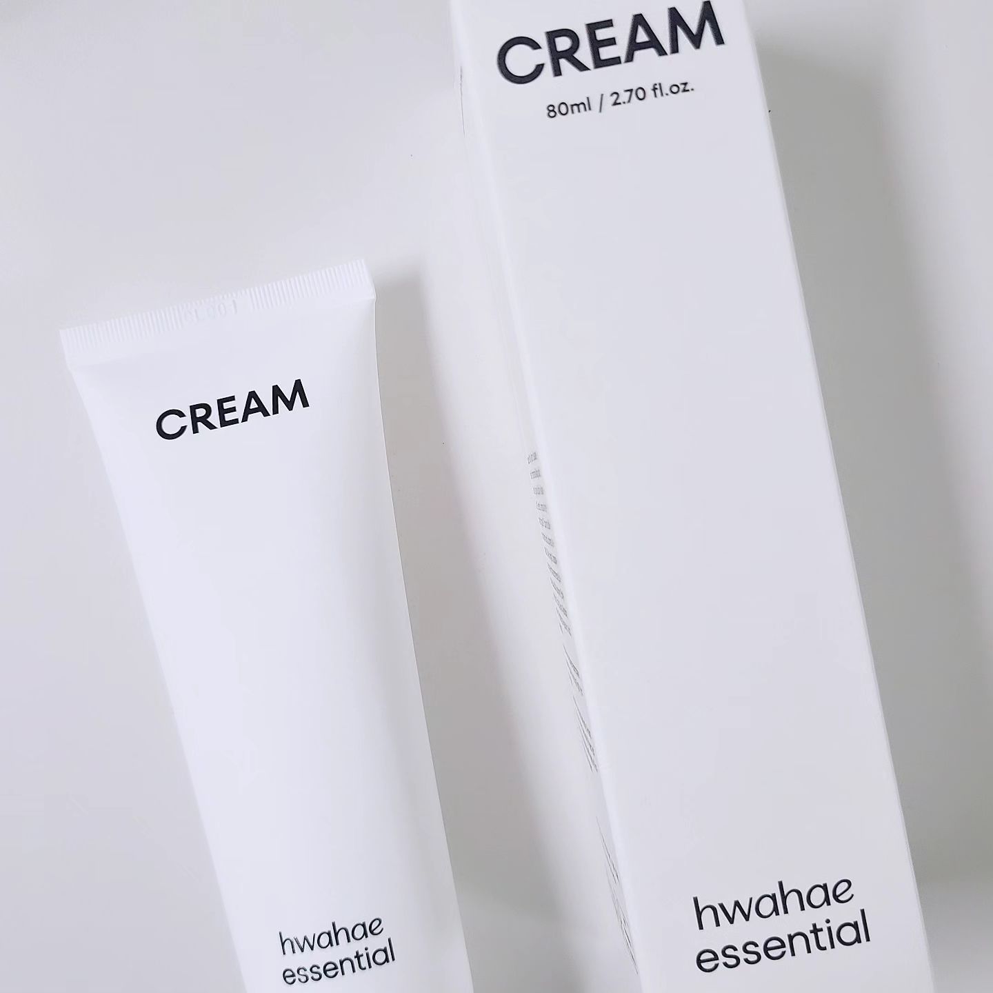 #협찬 hwahae_essential

화해에센셜 데일리 크림
80ml / 8,900원

🤍외관
흰색의 불투명한 짜서쓰는 케이스에요! 단지형 크림보다 위생적으로 사용할 수 있고 세워서 보관가능해요
흰색바탕에 검정 글씨로 깔끔한 디자인이 마음에 듭니다🖤

🤍소개
데일리크림이라는 이름답게 매일 아침 가볍게 발라주기 좋은 크림이에요🥰
저는 꾸덕한 보습크림 바르기전에 1차로 발라주고 있답니다👍

🤍제형
흐르지는 않지만 제형이 물처럼 가볍고 부드럽게 발리는 편이에요
유분보다는 수분이 많은편이라 바르자마자 시원한 느낌이 들어요!
얇게 발리고 흡수도 빠르게 됩니다💧

🤍향
향은 없습니다! 제가 화해에센셜 기초라인을 좋아하는 이유에요>< 

#화해 #화해SNS리뷰단 #화해에센셜 #데일리크림 #보습크림 #화잘먹크림 #크림추천 #수분크림 #수분크림추천 #화해크림 #화해수분크림