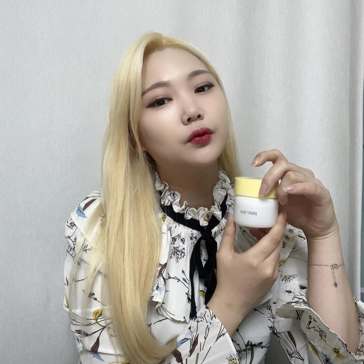 #협찬 #유료광고 

젤리처럼 탱글한 제형에  피부 속보습까지 탱글하고 촉촉하게 만들어주는 수분크림이에요! 💙

모이스트페어 수분젤 크림은 배성분으로 비건 화장품으로 안심하고 사용가능할 뿐만아니라 피부속 보습개선효과와 열에 자극된 피부에 발라주면 쿨링가으로 온도도 내려주더라구요! 

급추워진 날씨때문에 히터앞 건조해진 피부에 발라주면 시원하면서 촉촉한게 아주 지금 바르기 딱좋운 수분크림이에요!💧
(겨울에는 건조한피부에 여름에는 지극된피부에 사계절 모두 사용하기 좋은 크림이에요) 

끈적이지않고 산뜻하게 흡수되는점이 가장맘에들었어요!🫶

#협찬 #퓨어트리 #비건수분크림 #수분채움 #배로채운시원함 #수분크림 #젤크림 #보습크림 #비건화장품 #비건뷰티 #클린뷰티
