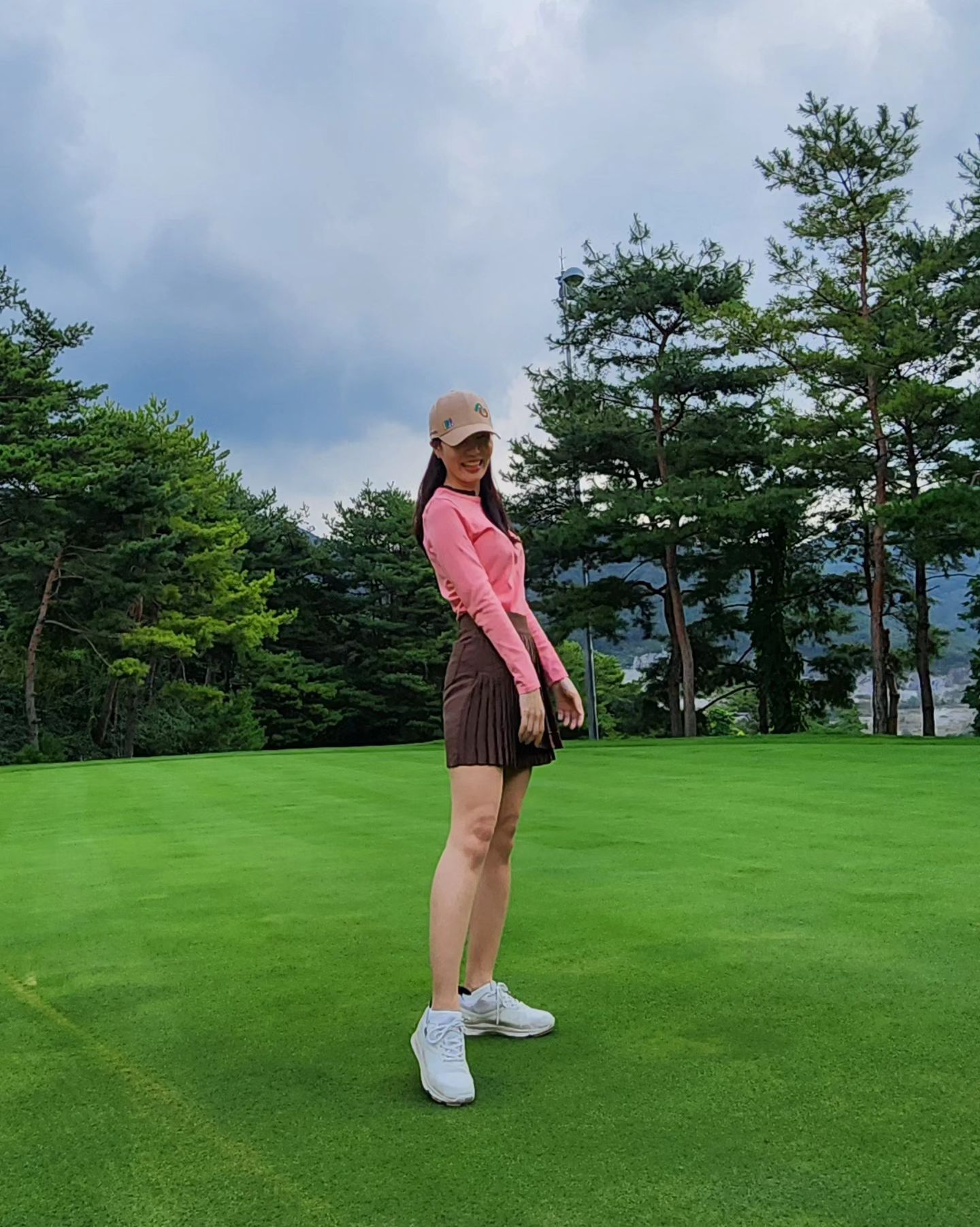 #협찬

가을 색상으로 샤랄라 치마!

라운드에스 필드룩 고급스러운 브라운 색상이 잔디에서 더 빛나는😻😻

소재도 너무 부들부들하고 두께도 요즘 가을 날씨에 완벽🤎🤎

앞은 샤랄라 뒤는 슬림하게 딱 떨어져서 더 예쁜 것 같아요😘😘

앞뒤 다른 매력의 스커트로 더 매력적이니 두 가지 스타일을 다 코디해보고 싶다면 라운드에스 플리츠 스커트 추천해용🙆‍♀️🙆‍♀️

아래 계정에서 확인해보세용!
round.s_official
 
#라운드에스#골프치마#골프스커트#골프패션#여성골프웨어#필드룩#라운딩룩#골프스타그램#가을골프치마#가을골프치마