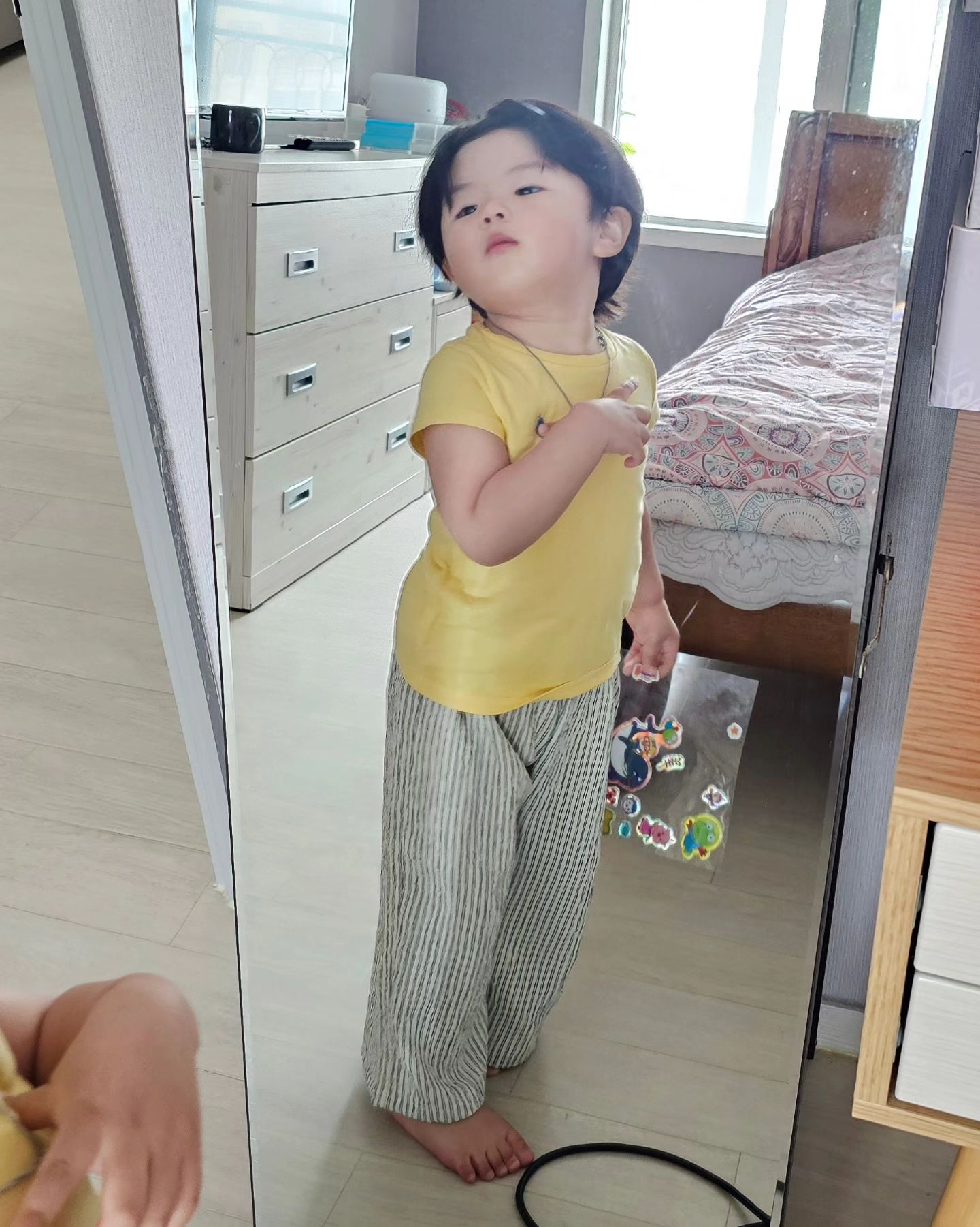 요즘 이쁜척 ㄹㅇ 대박인 애 

자기가 비춰지는 모든 곳에 머무름...

옷 갈아입으면 거울보기.. 
모자쓰면 거울보기..
머리핀 꽂으면 거울보기..

밥 한입먹고 거울보고 한입먹고 거울보고...

🙄ㅎr..
