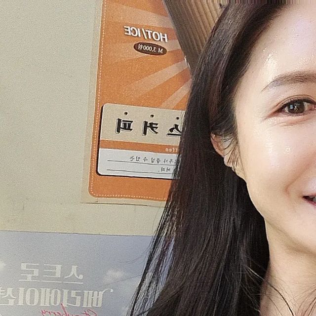 주부모델 노혜원 on Instagram: "성탄 연휴, 잘 보내셨나요? 애들 다 커서 크리스마스 홈파티는 패쓰하고~ ^^ 외식 후 매머드 딸기 음료 들고 극장으로 고고^^ 🌈여러분~~~ 딸기, 좋아하시나요?^^