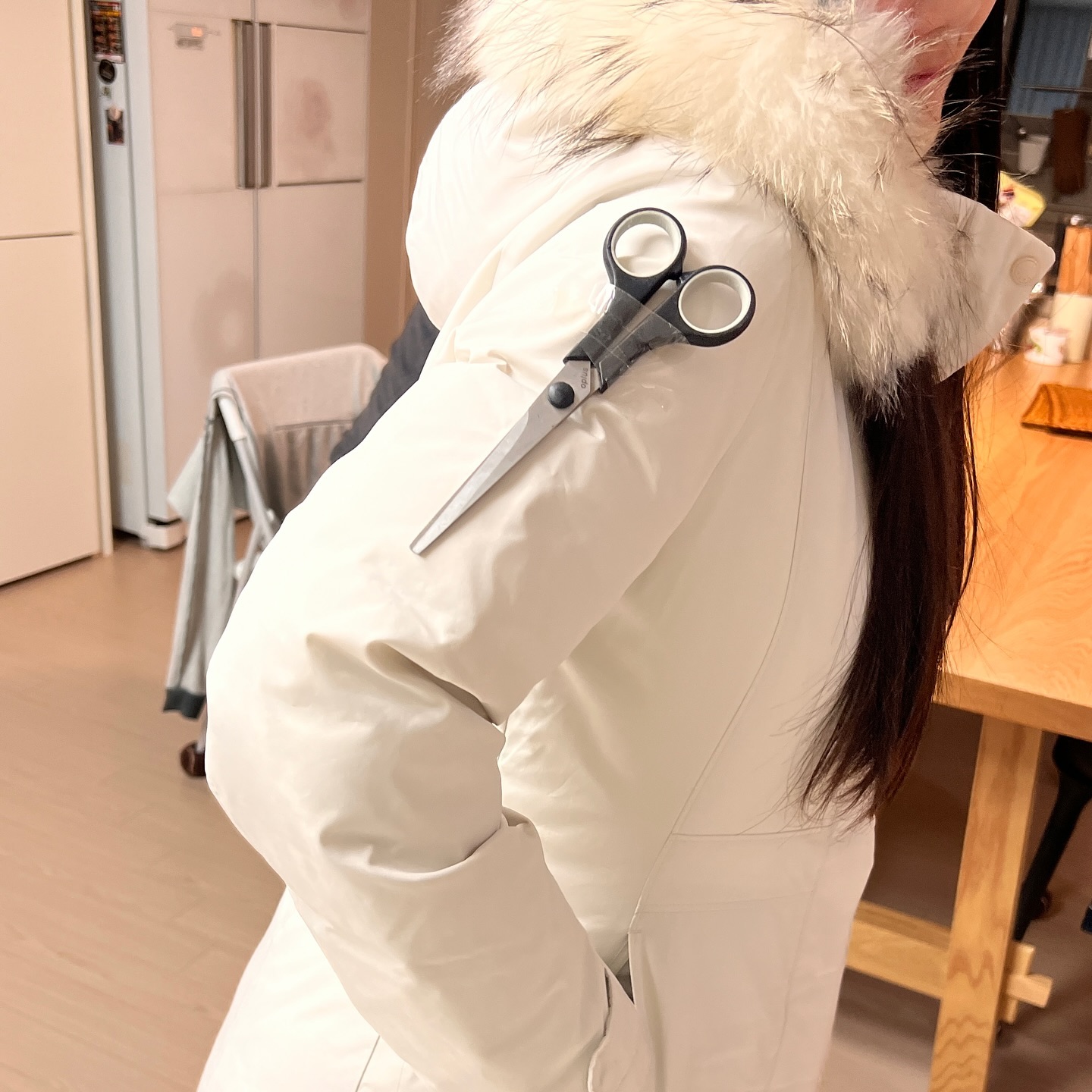 ✂️

이번 명절에 입고 가려고
설빔으로 명품잠바 하나 마련했어요!
딸래미가 한땀 한땀 스카치 테이프로 붙힌
명품이래나 뭐래나 🥹 마,,씨,,고마워서,,눙물이 😭

그래 엄마 어디 가서 기죽진 않겠다.
옆에 아무도 안오겠어….

엄마 가오 살려주는건 
역시 딸밖에 없구만요!!

#무스너클잠바두번입었다간신원조회받을판
#딸이최고지요
#명품잠바나도있다#무스너클
#세상아덤벼라