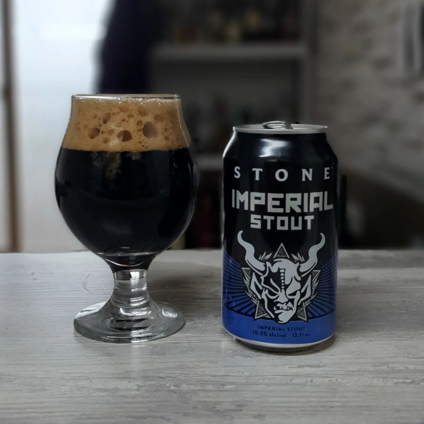 #맥주 #간단리뷰 85 #그날그느낌 
#스톤임페리얼스타우트 #Stone_ImperialStout #스톤브루어리 
가격 1캔 9000원 (23 KIBEX 구매)
타입 : 임페리얼 스타우트
도수 : 10.5%
IBU : ???
.
#노즈 
진한 검정색. 진한 브라운컬러 헤드. 거품풍성하고 오래감. 다크초콜릿, 진한 커피향이 물씬느껴짐. 녹진한 곡물내 살짝있음.
#팔레트 
입안탄산 보통. 바디와 질감 무거운편. 목넘김도 묵직함. 도수가 느껴지긴하나 알콜이 느껴지진않음. 커피가 맛을 꽉채움. 다크초콜릿, 스모키함도 잘느껴짐.
#피니쉬 
끝에 살짝 쌉쌀함이 느껴짐. 강하진않음. 여운은 긴편. 끈적거리진 않은데 입안에 기분좋게 쓴맛이 남음.
.
IPA로 많이 알려진 스톤브루어리 임스이다. 궁금해서 사봤고 정말 잘 만든 기본기가 탄탄한 맥주였다. 커피가 엄청 잘 느껴져서 배럴이나 뭘 쓴거같은데 그건 잘 모르겠다. 도수가 10.5도 임에도 쌔게 느껴지지않아 마시기도 편했다.
.
#한마디 
부재료에 의존하지 않고 기본에 충실한 임스 맥주. 
.
.
.
.
#beer #craftbeer #drinks #ale #lager 
#수제맥주 #크래프트비어 #비어라이프 #맥린이 #편의점맥주 #와앤모 #바틀샵 #맥주리뷰 
#조주기능사 #술스타그램 #일상 #맞팔 #소통 #데일리