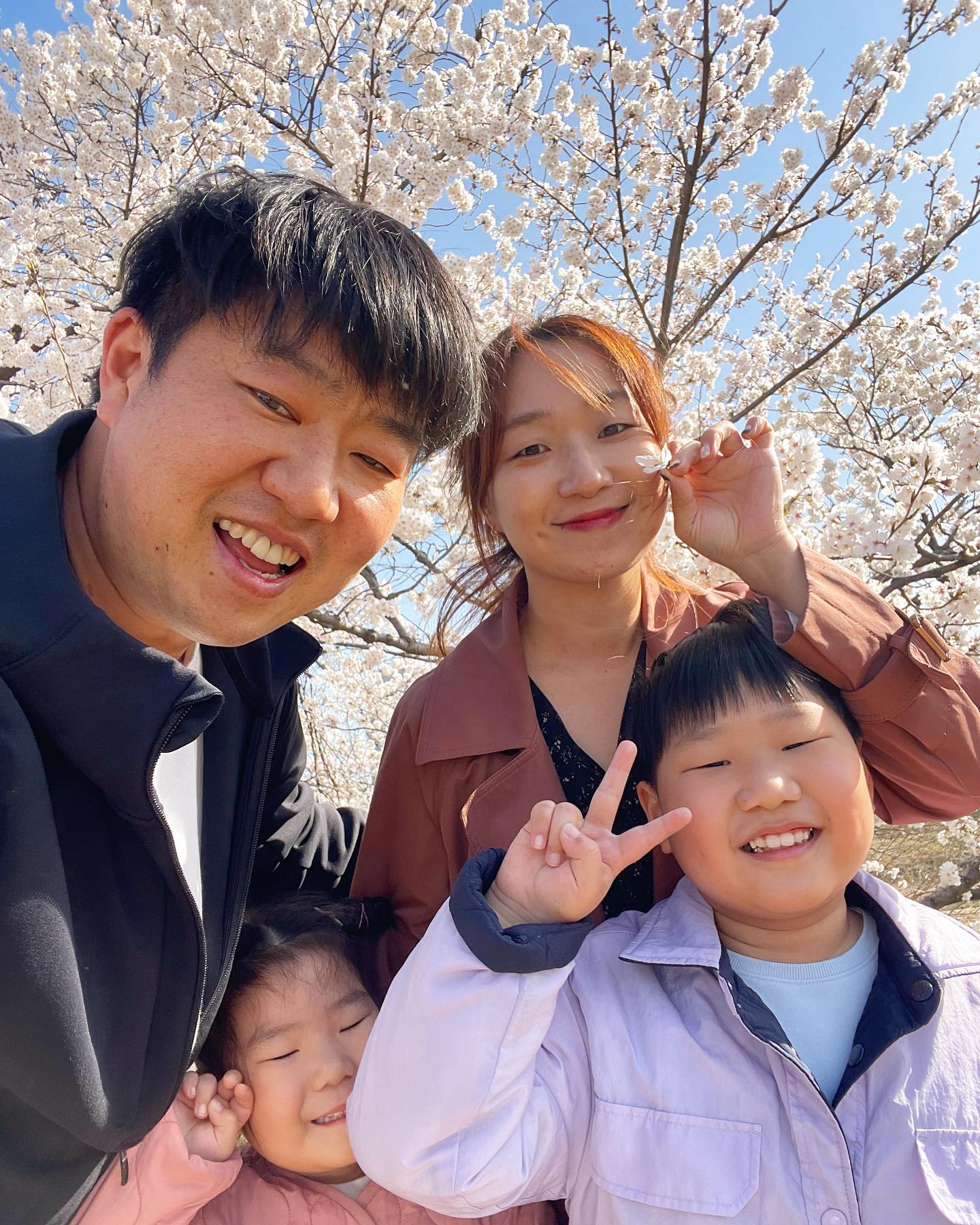-
#20230326

우리가족 완전체 벚꽃구경은 처음이네!
선우 지우 등교길에 보던게 전부인데
이번엔 #청주무심천 에서 #벚꽃구경🌸 

너무너무 예쁘고 예쁘고 예쁘고 예뻤다💗
남들 하는거 우리도 다 하자며 내가 우겨서 나갔던건데 아이들도 좋아해서 다행🤭 

#2023벚꽃구경#첫벚꽃구경🌸#청주에서놀기#봄나들이#여행가고싶다✈ #가족사진#봄이다봄#추억만들기📷#남매스타그램👦🏻👧🏻