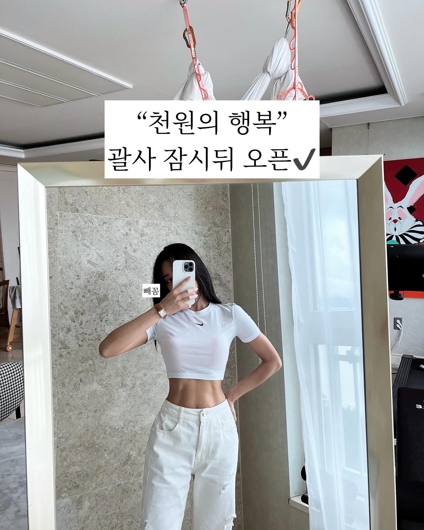 잠시 뒤
오랜기간 저와 함께한 
휘뚜루 마뚜루!! “손잡이 괄사”
오픈이예요✔️

#배송비는 있어요✍🏻
#1인 2개한정 구매가능
#한정수량입니다♥️

#노하우종이
#버리지말고, 좋은습관만드는데 꼭...♥️써주세요✔️

괄사의 모양과 재질은 제각기 다르지만,
요 괄사는 재질이 “무소뿔”이고

단단하면서도 투명하고 모발과 동일한 성분인 단백질 케라틴을 함유하고 있다고 해요!! 옛부터 빗으로 많이 사용된 재질♥️

이 괄사를 제가 사용했던 이유는!!

✍🏻세락믹이나, 도자기 괄사는 묵직함은 있지만,
오일바르고 했을때 잘 미끄러지는데

요건 손잡이도 한몫하지만, 재질이 덜 미끄러움!

✍🏻물에 닿아도 괜찮은 재질이라!
샤워실에 두고 습관만들기 좋음!

✍🏻가성비라!! 샤워실 한개!! 파우치 한개!!
파우더룸에 한개!!두고서 어깨결림! 두통있을때 마다 
휘뚜루마뚜루 쓰기좋아요🙆🏻‍♀️

제가 생각하는 괄사의 조건!
내구성이 좋고! 손이자주 가면된다!!
여기에 부합해서!

오랫동안 사용하면서!
정말 효과를 많이 봤어요✍🏻

#어떻게? 어떤방법으로 관리했냐보다 중요한건
꾸준히 매일하는 것이다!
요게 제일 정답입니다🙆🏻‍♀️

#습관하나 추가하는데
꼬옥 도움이 되었으면 해요✍🏻