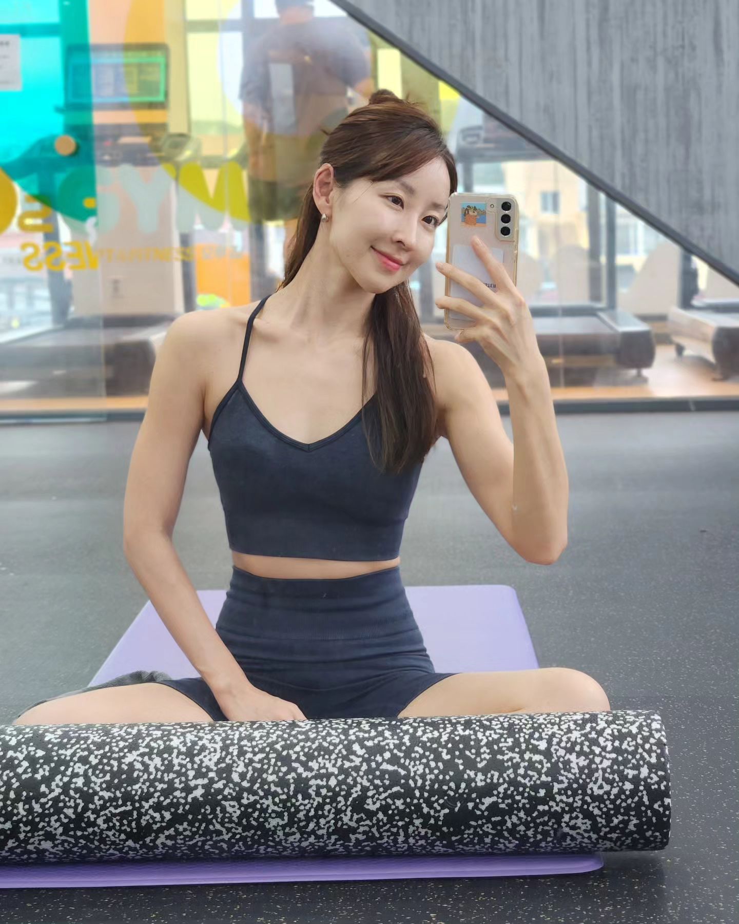 23.09.18 #하체데이
¹사진은 지난주 금욜🤭
²주말 근무 후 바베큐&불멍으로 힐링🔥🩷
³열심히 헬린이의 길을 걷고 있는 조카들에게
좋은 본보기가 되고자 꾸준히 열심히 #오운완
⁴오늘부터 금요일까지 휴무😆😆😆

#운동하는여자#운동하는직장인#다이어터그램#근력운동 #짐웨어#레깅스코디 #운동소통#gymday#fitness #gymaddict