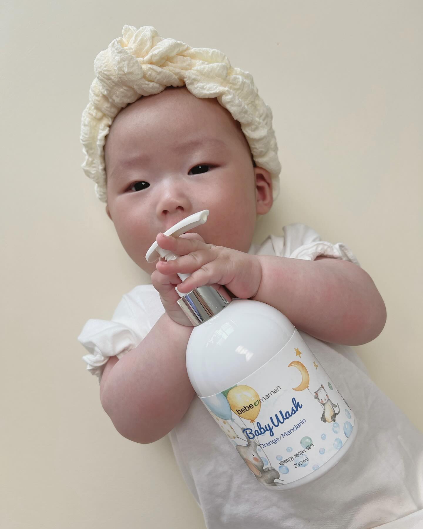 #제품제공 #베리굿맘10기
 
 
용용이가 다섯번째로 소개할 제품은
❝베베마망 베이비워시❞ 입니다

점점 더워지는 날씨에 매일 하는 목욕.ᐟ 
아이를 씻길때 가장 중요한건 계면활성제 인데요.
베베마망 베이비워시는 코코넛과 사과에서 추출한
천연계면활성제로 안심하고 사용할 수 있어요ꯁ

인공향료가 아닌 오렌지껍질 오일의 자연유래향을 담아
알러지걱정 zero.ᐟ 은은한 오렌지향이 코끝을 맴돌아요｡·͜·｡

저자극 자연유래의 순한 미세거품이 부드럽게 클렌징해주고
눈이 맵지않아 아이들에게 안심하고 사용할 수 있어요∿ ෆ
약하고 민감한 영유아 뿐만아니라 
온가족모두 함께 사용가능하답니다⋆◡̎⋆

탑투토워시 바스엔샴푸 베베마망 베이비워시로
오늘도 소중한 우리아기피부를 촉촉하고 건강하게 보호해요~❥

🏷️ᵀʰᵃⁿᵏˢ ᵗᵒ bebe__maman 

#유아화장품 #베베마망 #베이비워시 #유아보습제 #아기피부관리 #육아템추천템 #육아추천템 #아기목욕 #유아목욕 #아이목욕 #베이비워시 #바스앤샴푸 #어린이바스 #유아바스 #아기가있는집