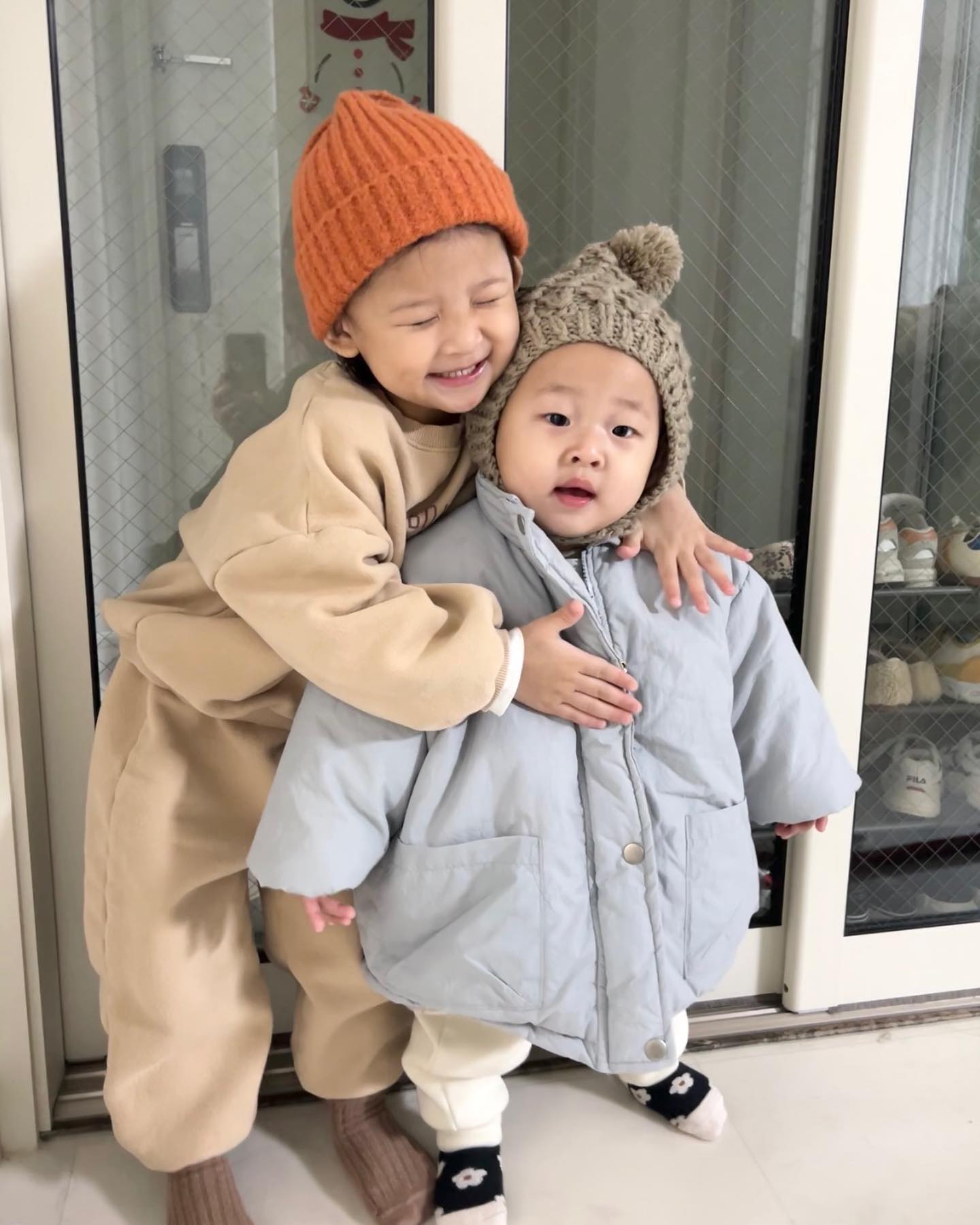 #연년생남매 #400일아기 #1015일아기
수호 400일은 독감 때문에 코찔찔이로 보낸 하루 🤧
요즘 둘이 놀기도 잘놀고 싸우기도 하는 모습 보면
꼬맹이들 너무 귀엽단 말이지 🙆🏻‍♀️
수호는 앞으로도 누나바라기 평생 하기 🤙🏻