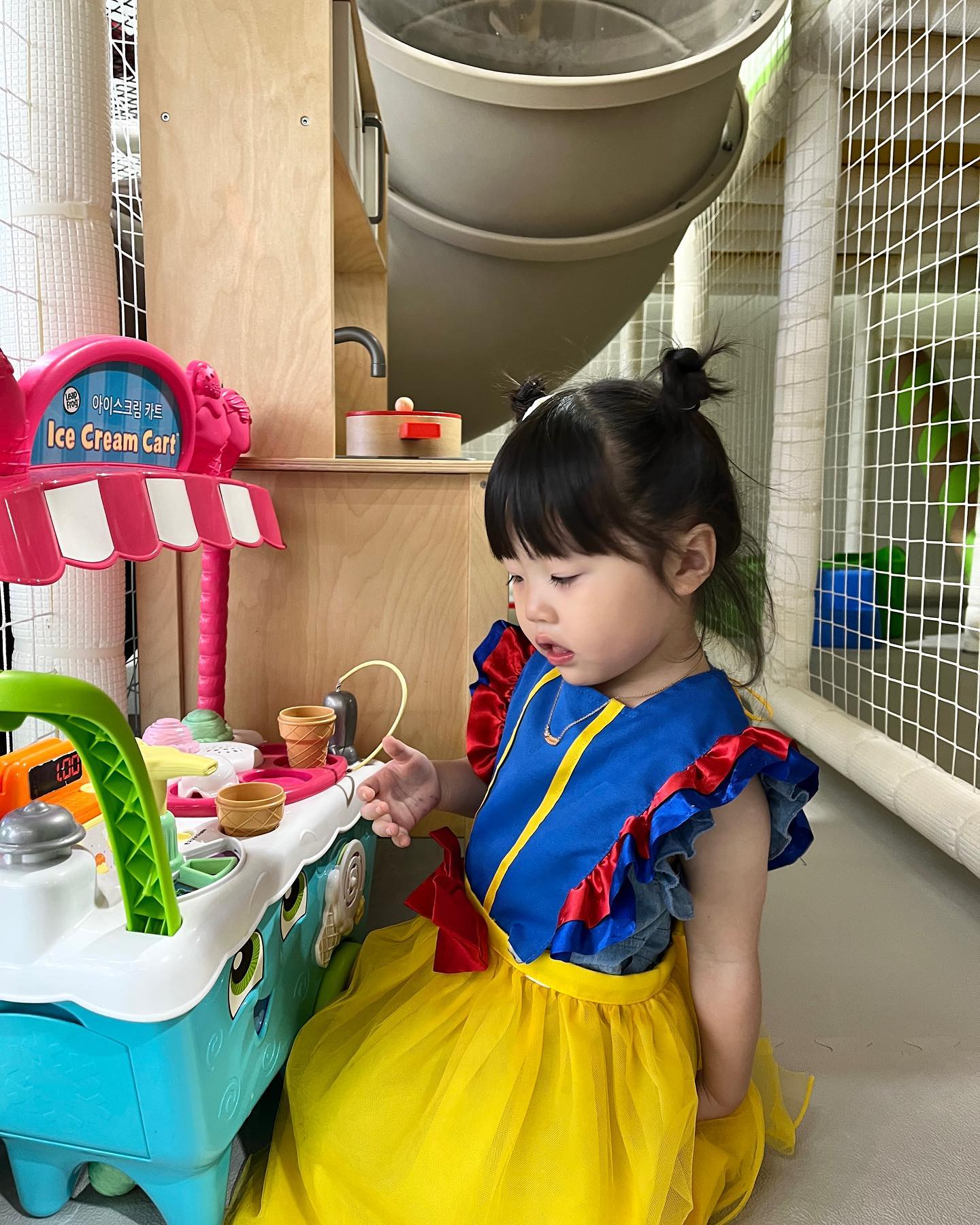 #나만없어아이스크림카트 🥺🥺
#너도없니 #나도없다

무인키즈카페에도 일반키카에도 친구집에도 동생집에도 있는 아이스크림카트🍦🍨🍧

근데 소미집에만 없네..😭

다음에 사줘야지 다음에 다음…하다보니 벌써 4살 내년에 유치원 들어가는 언니야가 되버렸솜..

하루종일 아이스크림카트 갖고놀던 소미에게도

이제는 나도있어아이스크림카트가 될 수 있길..🍦🍦