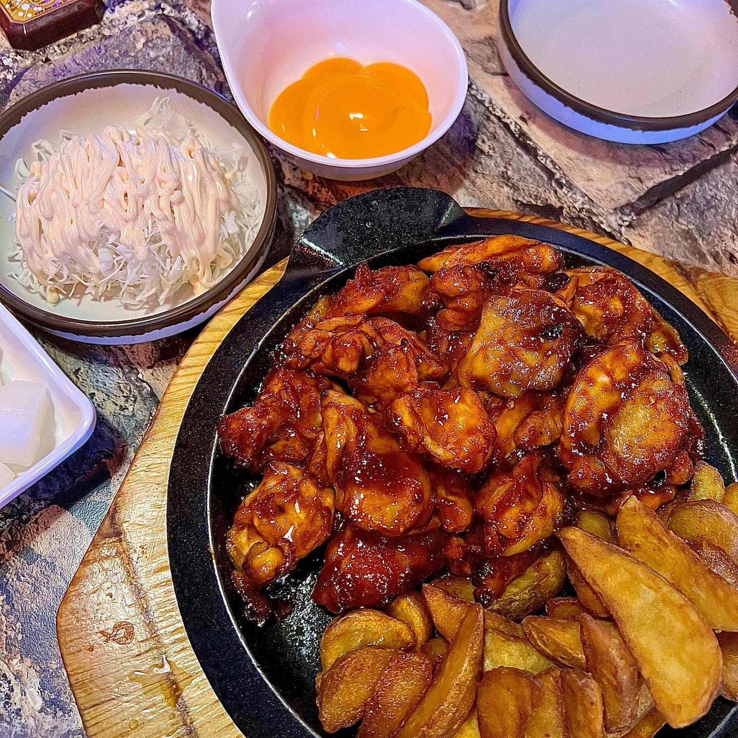 🍽️

둘이 아닌 셋으로 되기 한달도 안남은 시간
오빠랑 둘만의 시간이 하루하루 아쉬워서
마지막으로 바다 보고 싶다고 떠난 여행
원래 계획은 일박 이일이었는데,
급작스럽게 지금 당장갈까? 해서 이박삼일 되어버림😂
항상 속초 오면 먹던것만 먹어봐서
이번엔 안먹어본거로 먹어보자 해서 찾아본 음식들
다행히 뚜이도 좋아해주고 뚜비도 좋아하는 듯💕
맘껏 즐기고 돌아가서 남은 시간은 
새식구 맞이 할 준비 열심히 해야징👶🏻❤️

#속초 #속초여행
