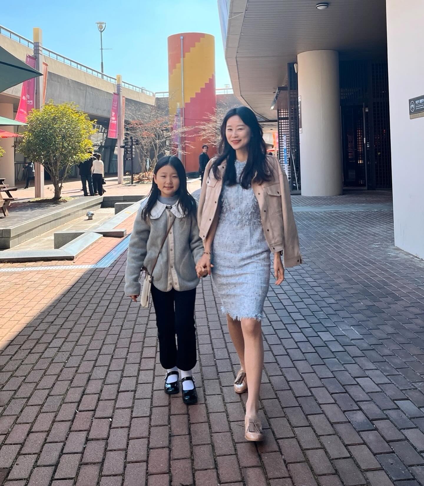 오랜만의 결혼식이라
발끝까지 쇼ㅑ핑하고🖤
중딩 표정은 좀 그르치만 나름 협조사진😛
잘살아라 우리 임씨가문의 막내아들 ˙ᵕ˙