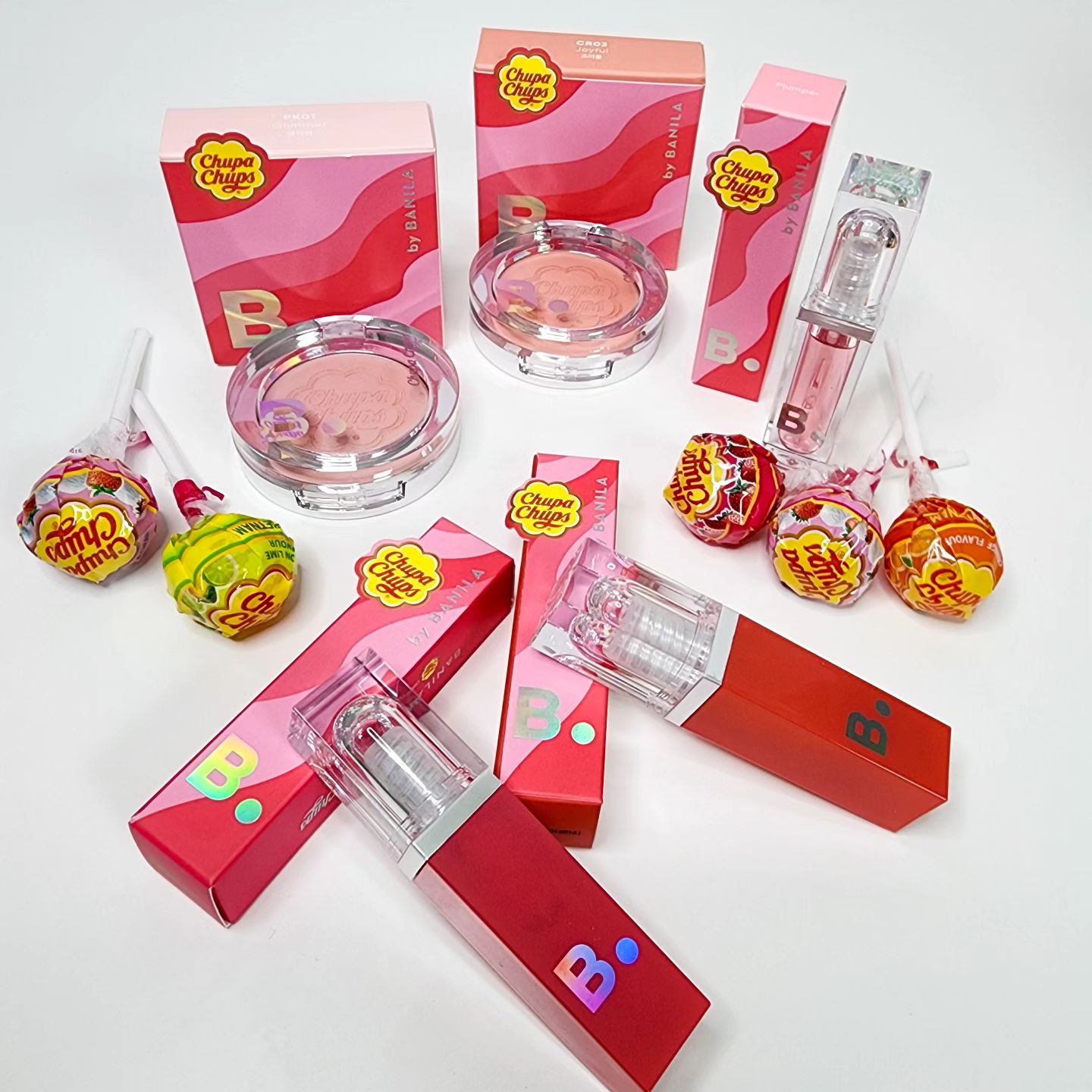 🍭바닐라코×츄파춥스 에디션🍭

안녕하세용 ㅎㅎ날씨가 점점 따뜻해지면서 제 메이크업 화장도 점점 핑크빛으로 밝아지고 있답니당~~

바닐라코에서 츄파춥스랑 콜라보 한 제품으로
사탕처럼 달콤하면서 생글생글 분홍빛 메이크업을 만들어줄 치크와 립이랍니다.😆

🩷프라이밍 베일 치크🩷 PK01 글리머 
- 소프트한 내추럴한 핑크를 자랑하는 베일치크
- 쿨톤 피부에 잘 어울리는 핑크

🩷프라이밍 베일 치크🩷 PCR02 조이풀
- 상큼 발랄한 효과를 주는 베일치크 
- 원톤 피부에 잘 어울리는 쉬머리 코랄

❤️워터리 베일 틴트❤️ PP0핑크 버블 
- 밝은 핑크빛으로 쿨톤에 어울리는 워터리 틴트
- 물광효과를 좋아하는 분들께는 완전 적극 추천

❤️워터리 베일 틴트❤️CR01 캔디코랄
- 주황빛이 도는 캔디 코랄 틴트! 
  원톤분들이 사용하기에 아주 적합!

❤️워터리 베일 틴트❤️ 워터리 베일 립 플럼퍼
- 즉각 도톰 효과를 주는 립 틴트
- 물광 립 완성!
- 단, 화한 반응이 먼저 오기에 놀라지 않고 사용해야해요.
(인체에는 무해하답니다!!)

◾️립이 모두 워터푸르푸형식이라서 오래 지속력을 갖고
  있는 점이 매력이에요.
◾️간단하게 사용하기에 좋으며, 언제 어디서든 놓고 
  사용해도 최고에요 👍
■ 요즘 바닐라코 틴트로 요즘 제 촉촉 물광립 유지하고 있답니다!!!😆🥰

#바닐라코츄파춥스 #츕파츕스콜라보 #워터리베일틴트 #워터리베일플럼퍼 #프라이밍베일치크 #banilaco #립틴트추천 #물광립