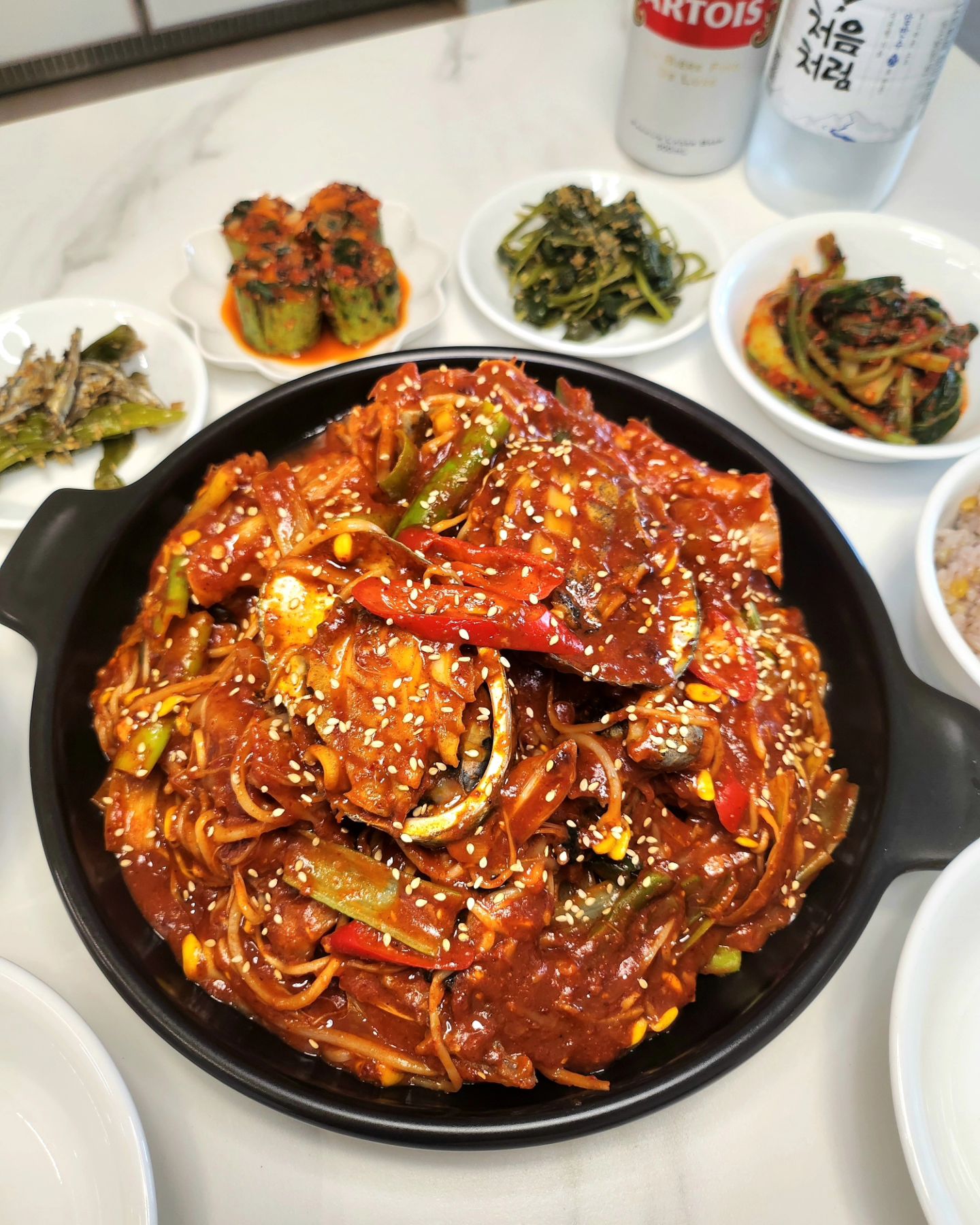 #슬이네🍚🥢🍺
트레이더스 갔다가
신상으로 나왔다는 #아구찜 밀키트 발견🤩
양념이랑 콩나물도 들어있고
가격도 15000원 정도로 괜찮길래 사와봤는데
어머 이거 웬일🤭
양념이 너무 맛있어요!!!❤️

전복, 다진마늘, 고춧가루, 
대파랑 전분물 추가 해줬는데..
비쥬얼은 거의 파는거 같지 않나요?😍

마무리로 김가루 넣은 볶음밥도 정말 최고 였어요😋
다음엔 미나리랑 같이 재구매 예정..🫶

.
.
.
.
.
.
.
#집밥#홈쿡#신혼#신혼밥상#저녁밥상#신혼저녁밥상#홈술#노동주#안주#술상#맛스타그램#쿡스타그램#먹스타그램#가정식#자취요리#선팔맞팔#먹팔환영