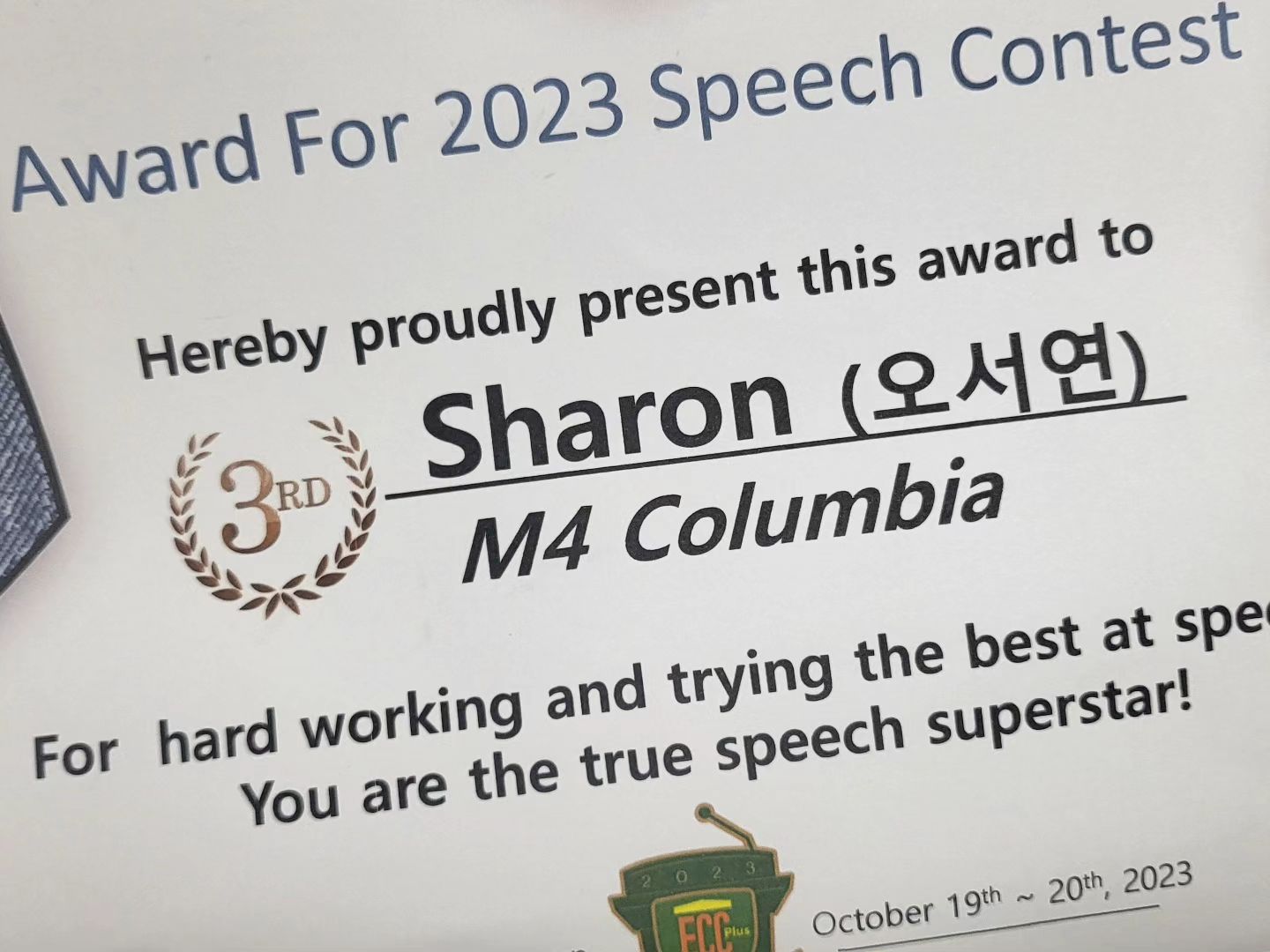#딸자랑그램✌️💕 #수고했다딸램

저... 딸 자랑 좀 해도 되나요👉👈

거의 한달정도 Speech Contest한다고
연습했던것 같은데...
엄마가 봐주기 시작한건 
Contest 2주전쯤 부터...🙄
나는 그냥 서연이가 어디까지 하면 확인만 해주기!
그렇게 하다가 다 외우기는 성공💕

그런데 앞에 나가서 부끄러울 것 같다는 서연이... 그냥 외운거 아까우니 앞에 나가서 작게라도 말하고 즐기고 오라고 했었는데.. 3등해왔네요🤭
스스로도 뿌듯해하던 서연이~ 

"서연이가 열심히 외우고 노력했더니 상도 받았네, 잘했어~~~" 
라고 해주고 오늘 저녁은 치킨파뤼🥳🥳

담달부터 반도 Level up해요.. 
숙제는 힘들지만 재미있다고 하는 서연이! 
서연이 하고픈거 다해... 다할 수 있게 엄빠는 열심히 일하며 서포트해줄게🤭💕

#영유1년보내고 #잘해나가고있는케이스 #그냥좋아해서시키는겁니다
#영어가좋데요 #잘자라다오 #잘양육해볼게요 #여니그램🌟