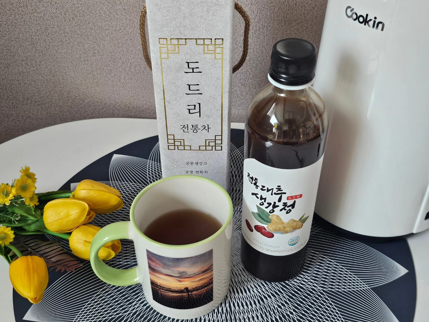 #업체로부터제공받은제품입니다 
추운겨울에는 따뜻한 차한잔이 절로 생각나죠~ 
요즘 제가 즐겨마시는 #대추생강청!
.
생강의 본고상 봉동에서 가져온 생강과 상품성이 우수한 대추 품종을 사용!
오직 국내산 재료만을 사용하여 제조하는 도드리 전통차!
.
해썹인증된 생산시설에서 위생적으로 생산하니 온가족 믿고 드실수 있고요~
전통대추생강청 한병이 대략20잔 분량이 나와요
.
차, 라떼, 에이드, 요거트 토핑 등 다양하게 활용가능!
따뜻한 물만 있으면 되니 캠핑이나 여행갈때에도 차한잔의 여유챙기기 좋아요🥰🥰
.
생강 특유의 향과 쓴맛이 있지만 대추가 당도가 높아서 끝맛이 달달해 아이들도 잘먹는답니다!
오늘 우리아들 살짝 감기기운있는거 같아서 한잔☕️
.
#생강 #대추 #대추청 #대추차 #대추생강차 #수제생강청 #전통차 #국산대추 #국산생강 #생강차추천 #생강대추차 #아오아오커피몰 #겨울에마시기좋은차 #대추생강청 
lamoc_official