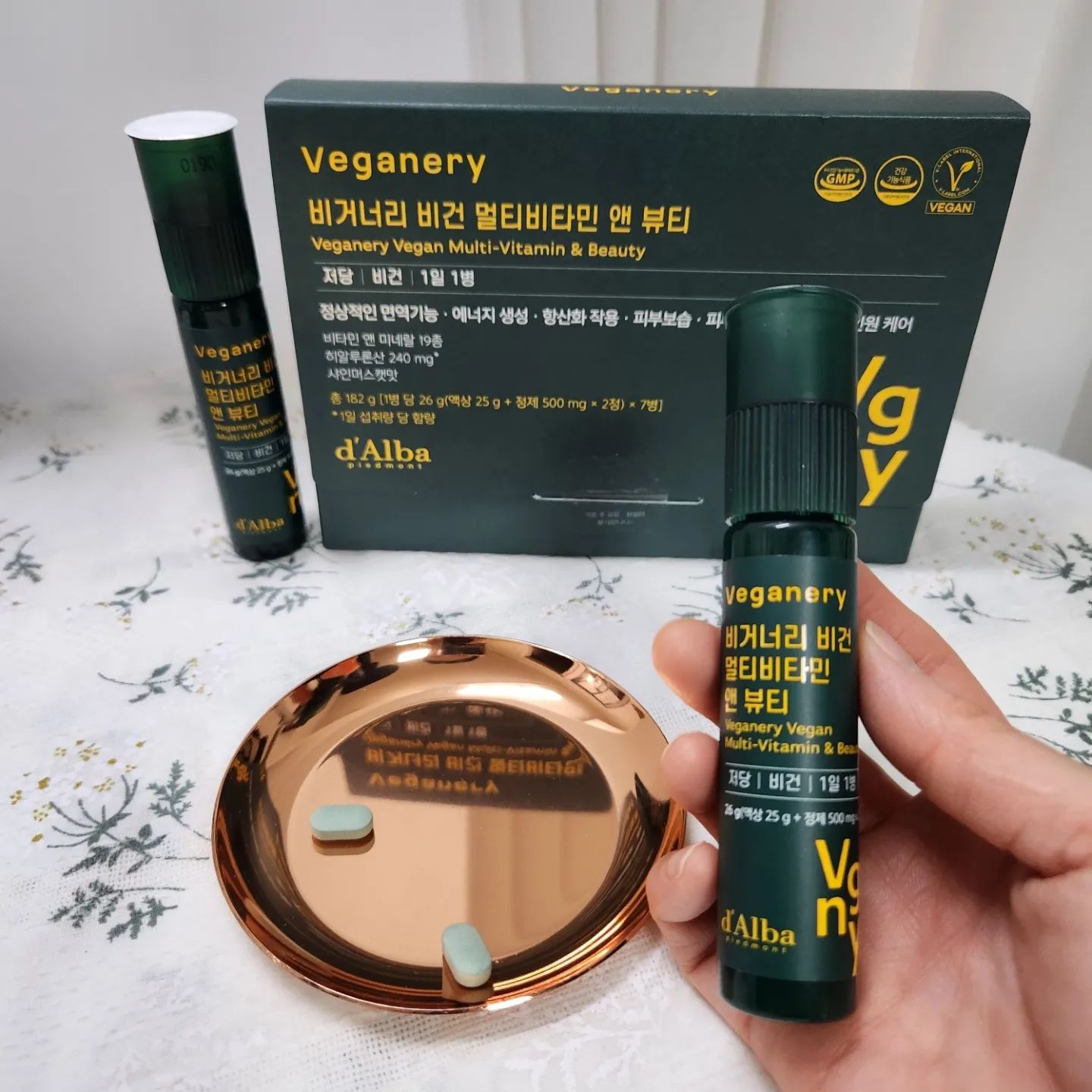 #협찬 달바 비거너리 멀티비타민
무더운 여름 하루종일 일하고 지쳐있는
내자신을 위한 준비한 달바 멀티비타민
에너지 충전과 피부 보습 관리를 하루에
단 한병으로 간편하게 관리할 수 있어요
비타민 11종과 미네랄 7종이 일일영양
성분 기분치에 100% 철은 30% 충족이
되도록 총 19가지 영양소를 배합한
멀티비타민 맛도 샤인머스캣 맛이라
맛있어서 꾸준히 챙겨먹고 있는데요
출근하거나 운동갈때 가방안에 넣고
다니면서 간단히 꺼내먹기도 편해서
에너지 충전과 피부 보습관리가 동시
필요한 분들이라면 꼭 챙겨드세요
#비거너리 #veganery #달바 #비거너리멀티비타민 #달바멀티비타민 #멀티비타민추천 #멀티비타민앤뷰티 #올인원비타민 #비타민추천
veganery_official