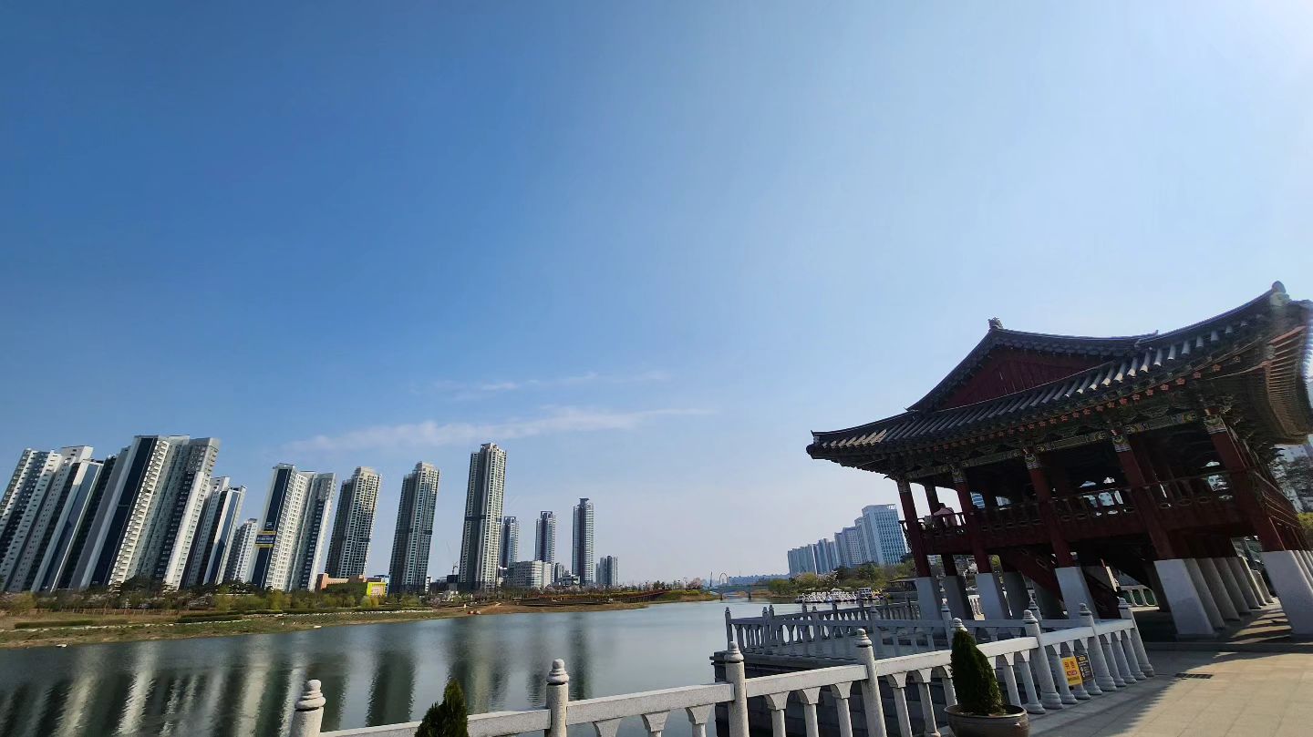 집근처 공원마실♡
내가 집을 픽할때 제일 중요하게 생각하는 공세권
풀린날씨에 햇살아래 걸으니 기부니가 좋네요
재미있게  봤던 #더글로리 #바둑공원 이 여기라니 
오호~!!!