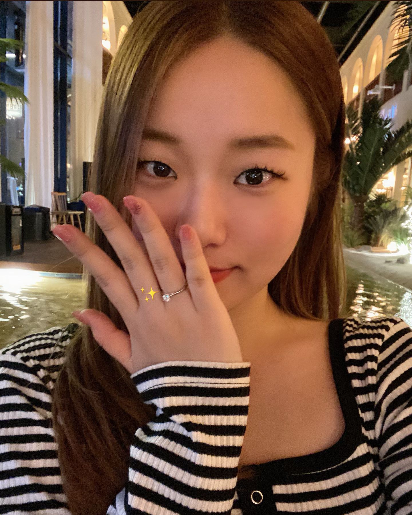 뚝딱이 성우가 최선이 뭔지 보여준ㅋㅋㅋㅋㅋㅋㅋ
결혼식 3일 전 최고의 프로포즈💍(About six months ago..)

계속 ”아니 프로포즈 그거 어떻게 하는건데“ 물어보던 오빠한테 내가 절대 힌트는 없다며 오빠방식으로 하면 되는거지!🤍했었는데
프로포즈의 모든 클리셰를 몽땅 넣어서 해줘서 너무 웃기고 귀여웠던ㅋᩚㅋᩚㅋᩚㅋᩚ 
예쁜장소,사랑하는사람,맛있는음식,반지,엄청큰50송이꽃다발,귀여운 케이크,손편지에 깜짝이벤트까지..🫶🏻완벽하다 완벽해✨

yesyesyes, 완전 예스

이렇게 행복하묜서 웃길수 있는 사람은 오빠밖에 없을거야! 고마워🖤🤍
#결혼식사진은곧 #너무밀렸다