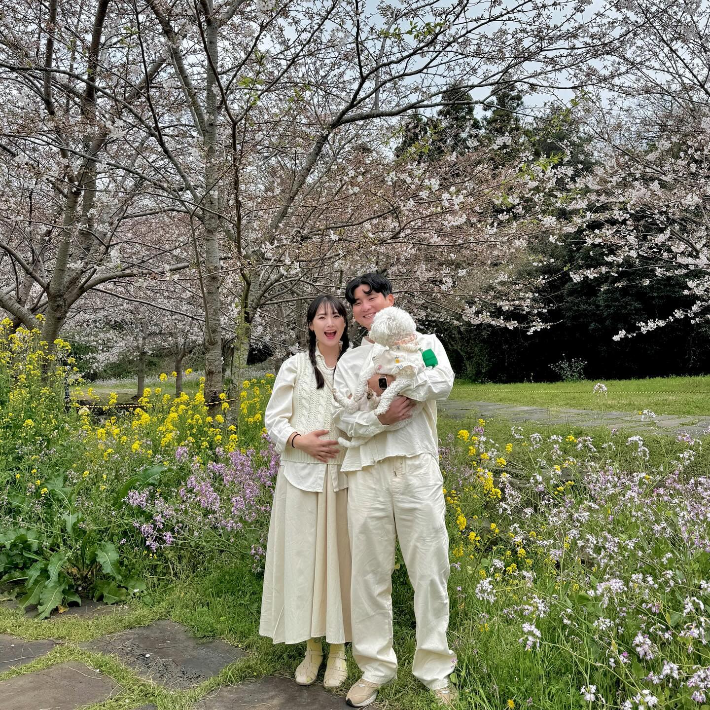 🌸

우기랑 첫번째 봄 🌸

아직 개화하지 못한 벚꽃나무여서 아쉽지만
꽃놀이 자체가 기분 좋은 거 아니냐구요 🤍

#개족사진 + 👶🏻 🤍 #신혼부부