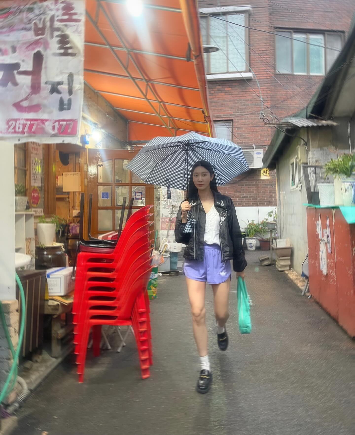 비오는 문래동 ☔️💜 룡봇 일 끝날때까지 혼자 자알- 놀고 택시 안타고 뚜벅이로 잘 다녔다 - 😬✌🏻 바로바로전집에서 도토리묵에 김치전까지 호로록!