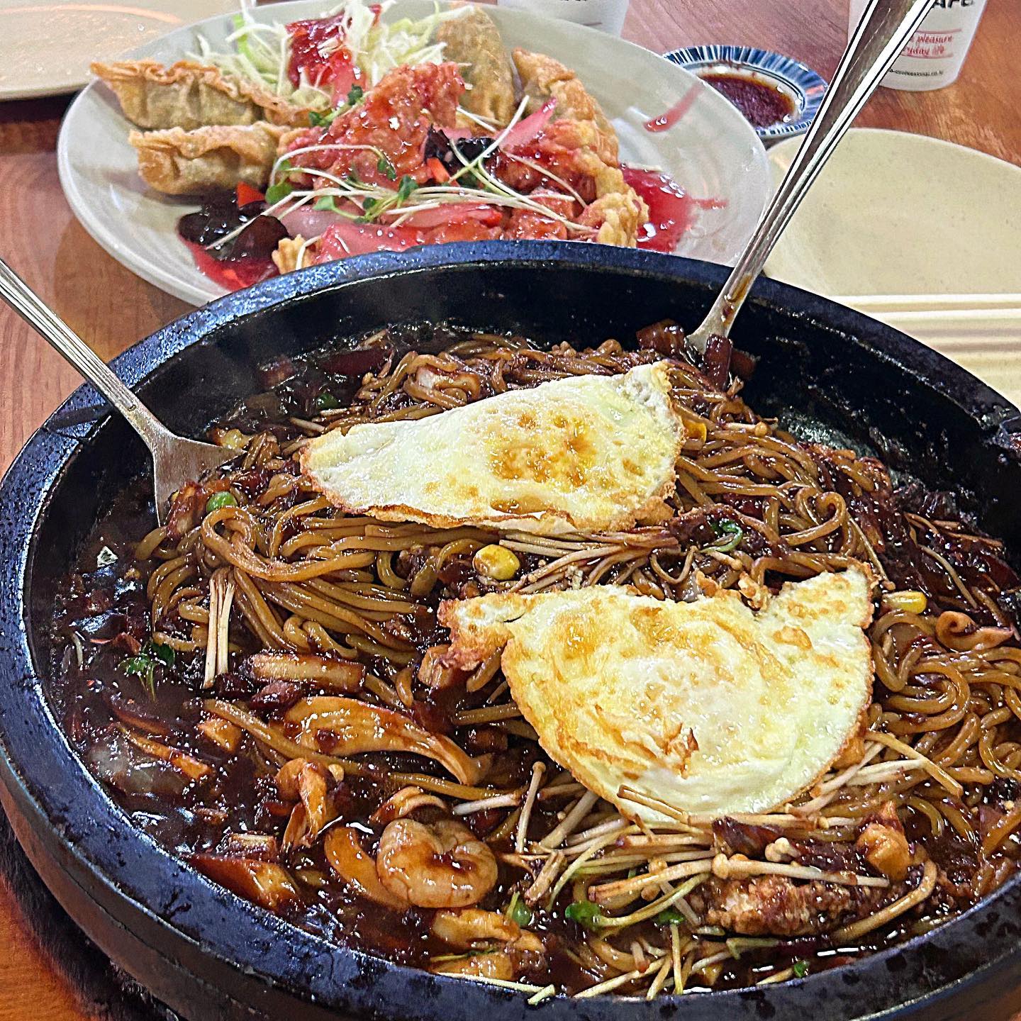 돌짜장이 맛있기로 유명한 #청주내덕동맛집 👉🏻금용
청주사람이라면 모르는 사람이 없을 정도로 유명한 #청주짜장면맛집
웨이팅이 있을 정도로 유명한 맛집인데 철판 돌짜장이 정말 맛있어요😋
매운 어묵과 계란후라이도 서비스라 셀프로 가져다 먹을 수 있고
후식으로 소프트 아이스크림까지 제공되서 완벽한 식당이에요🥹👍🏻
매장도 넓어서 단체모임, 가족모임 하기에도 좋은 #청주맛집 이구요
피크타임에는 웨이팅이 있지만 캐치테이블로 원활하게 관리중이고
회전율이 빨라서 오래 기다리지 않고 금방 먹을 수 있었어요☺️
청주중국집 맛집으로 내덕동 금용 강추드립니다🫶🔥

#청주돌짜장 #돌짜장맛집 #철판짜장맛집 #청주금용 #내덕동금용
#금용돌짜장 #찹쌀누룽지돌짜장 #청주대표맛집 #청주현지인맛집