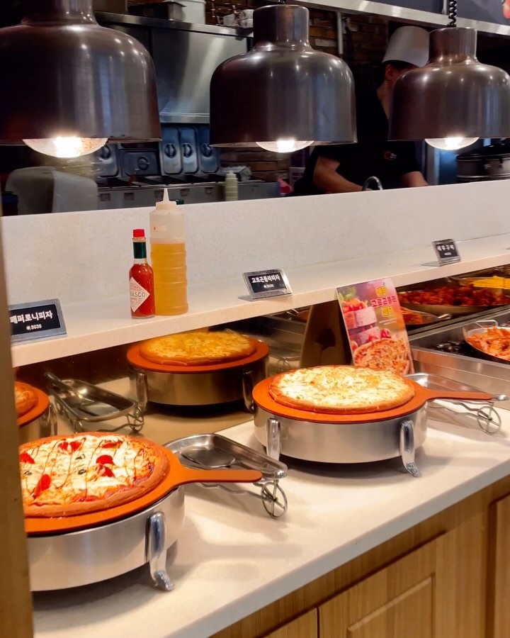 #협찬

🍽️ 쿠우쿠우 목포점 🍽️

스시•롤&샐러드 뷔페의 선두주자 ❝쿠우쿠우 목포점❞입니다. 

스시, 초밥, 롤 등 120여가지 이상의 다양한 메뉴들이 셀 수 없을 정도로 많아서 무얼 먼저먹을지 행복한 고민이 되더라구요. 

오랜만에 갔더니 리뉴얼되어 전보다 메뉴가 더 늘어 다른 지점에는 없는 메뉴들도 있고, 가리비찜이나 활 전복장 등 신선한 해산물은 물론이고, 와플, 초코분수, 구슬아이스크림같은 메뉴들도 있어 해산물을 싫어하는 아이들의 입맛도 사로잡았죠. 

시그니처 메뉴인 ’앙쿠르트 스프‘는 정각마다 나오니 꼭 챙겨먹어야한답니닷!

손님이 굉장히 많았음에도 쉐프들이 계속해서 음식을 채우고, 직원분들이 수시로 빈접시를 정리해 매장이 쾌적하게 관리되더라구요.

✅맛 ✅위생 ✅친절 모두 완벽한 1위 스시뷔페답죠👍🏻

⋄

⋄

⋄

⏰ 매일 11:00~21:30
📞 061-287-0900
📍 전남 목포시 남악로 22-14 (옥암동, 펠리시티몰) 지하 1층

#쿠우쿠우 #쿠우쿠우목포점 #목포맛집 #목포초밥 #목포스시 #목포무한리필 #목포초밥뷔페 #목포뷔페 #남악초밥 #남악스시 #남악맛집 #남악뷔페 #남악무한리필 #남악초밥뷔페 #목포가족모임 #목포모임