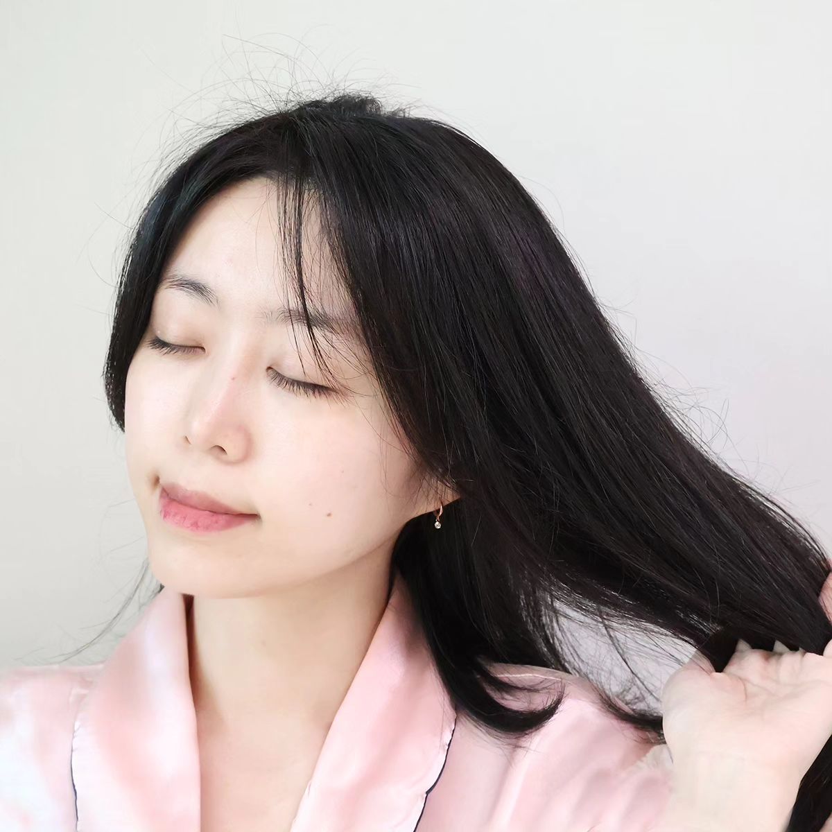 #광고
유분기로 번들거리는 지성두피라
평소 딥클렌징 샴푸를 사용하는데요,
수분까지 다 뺏어갈 정도의 딥클렌징으로
두피 컨디션이 더 나빠지는 것 같더라구요😥

지성두피를 위해 새롭게 출시된 샴푸,
건조함 없이 딥클렌징 하는
닥터그루트 아쿠아 딥클린 탈모샴푸를 만났어요 😍
하트시그널 김지영이 선택한 바로 그 샴푸!!

히알루론산과 스킨케어 성분을 담아
쫀쫀한 히알루론산 젤리 거품으로 유분은 잡고, 수분은 더해줘요!
두피는 편안한데, 머리 기름기는 딱 잡아주니까
떡지는 것도 덜하고, 머리가 하루종일 뽀송보송해서 개운해요💕

상큼하게 시작해 차분하게 마무리 되는
우디향기라 오래도록 잔향으로 남아서
하루종일 뽀송하고, 향기롭게 보낼 수 있어요🩷

지성두피용 샴푸와 가려운두피용 샴푸
2가지로 올리브영에 출시되었으니까 
내 두피 컨디션에 맞는 걸로 골라 써요!

-
#김지영샴푸 #지성샴푸 #두피샴푸 #탈모샴푸 #올영샴푸
#올영추천템 아쿠아샴푸 #아쿠아딥클린 #닥터그루트
#히알루론산 #건조함없이딥클렌징 #딥클렌징 #샴푸추천 #샴푸스타그램