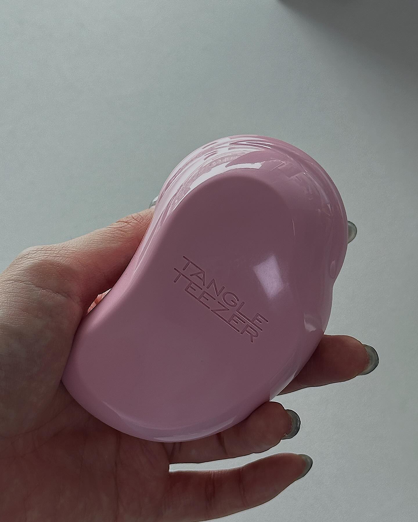 #제품협찬 

tangleteezer_kr 
#탱글티저 

요즘 비와서 머리카락 더 엉키는거 아시죠?🥲
가방에 빗 하나씩 가지고 다녀야되는 날씨☔️ 

요즘 제가 잘 가지고 다니는 빗인데 오리지널 버전보다 25%작아진 미니 버전이에욤 넘 기엽죠😁
작아서 가방에 막 넣고 다녀도 넘 편하고 특허받은 모여서 엉킨 머리가 한번에 풀린다니까요⭐️

저는 두피 마사지도 이 빗으로 가끔 해줍니당ㅎㅎ 색감도 이쁘고 작고 디쟌도 궈여운 것 같아요 🤍🤍

작고 가방에 넣고 다니기 좋은 빗 찾으시면 추천⭐️⭐️⭐️

#탱글티저 #tangleteezer #오리지널미니 #헤어브러쉬추천 #극손상모 #헤어브러쉬 #인마이파우치 #선물추천 #빗추천 #올리브영추천 #올리브영빗 #헤어케어 #올리브영 #쿠팡템 #쿠팡