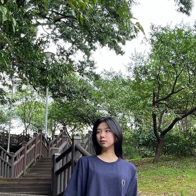 나영 on Instagram: "#광고 #스탠다드에러반팔티 🍃 •면100%로 고품질 원단 •잔털이 최소화되며 깨끗한 외관 🌟실제사용 후기 구김이 덜하고 구김자국이 심하지 않아 깔끔하게 입을 수 있었
