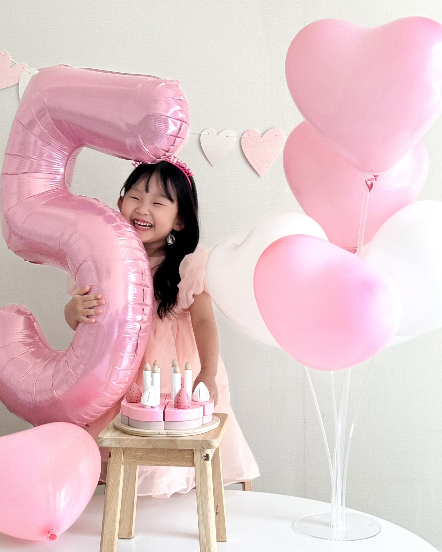 5살 4번째 생일 기념 📸

또 오랜만에 나타난 운명맘 인사드리옵니다🙇🏻‍♀️
7월 피드 하나도 없었네요?!!

아리니 생일은 7월 18일인데 31일에 찍은 5살 기념 사진
예전엔 기념일 딱 맞춰서 미리 사진도 찍고 그랬는데
5살 되니까 달라진 나… ㅋㅋㅋㅋ

아린이는 잘 지내고 있어요! 6월 한달간 유치원 종일반 
극한체험 한 뒤로부터 미친 다섯살이 잠잠해졌어요 ㅎㅎㅎ
덕분에 다시 할미 찬스…🥹🤍

다들 잘 지내시죠???!!!!

#5살생일 #네돌촬영 #셀프기념일촬영