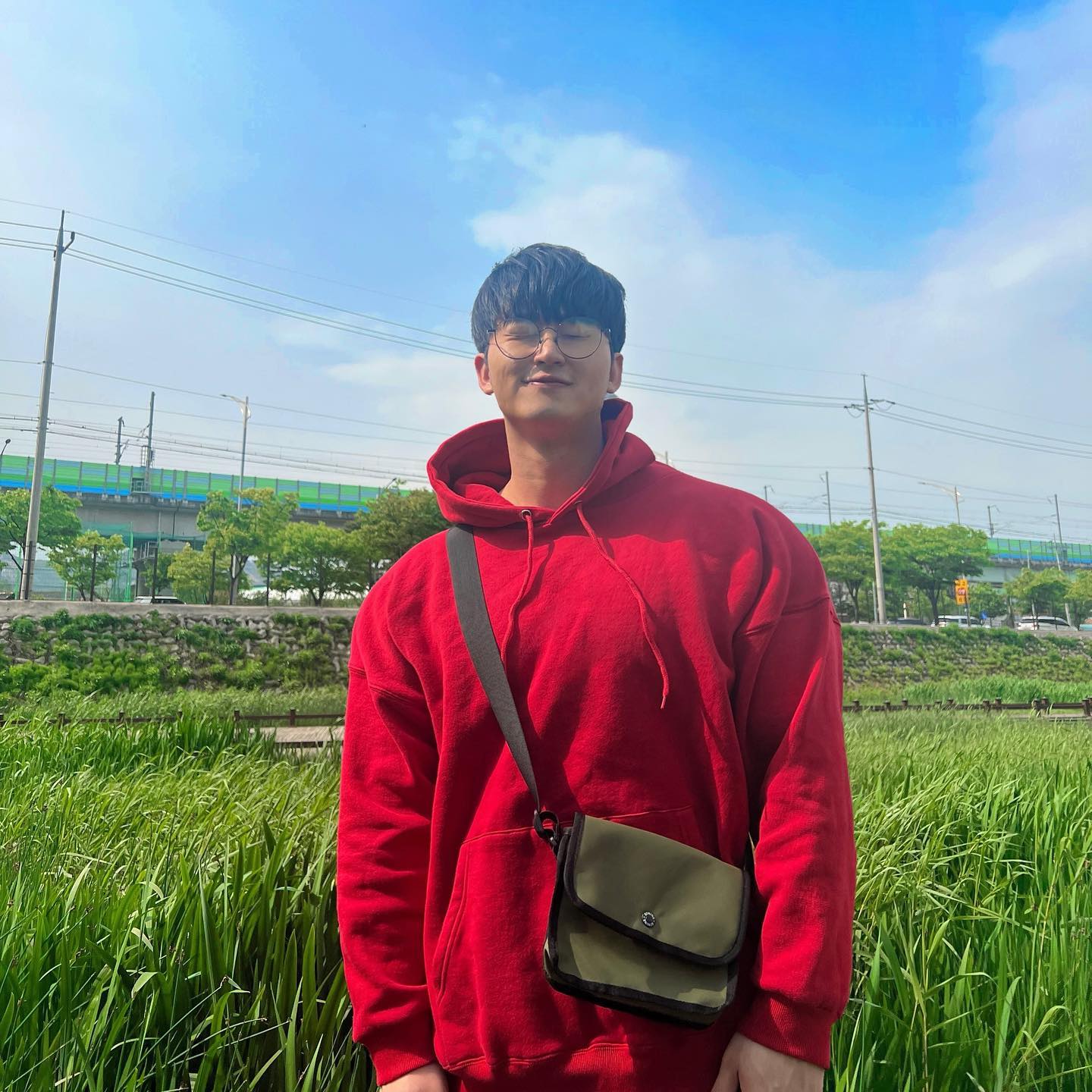 #협찬 🚊지하철에서 😪졸다가 얼떨결에 새로운 📸포토 스팟을 찾았아요! 
.
.
.
요즘 날씨가 🍃선선하면서 좋은데 뭔가 여름으로 바뀔 조짐들이 보이는 거 같아요(모기..🦟) 
그래서 이런 날씨에 가볍게 들고 다닐 수 있는 🎒가방을 소개합니다!
바로 에스티나인(stnine_official) 브랜드의 클리드 리사이클 크로스백입니다! 
저는 🏠집 앞을 나가도라도 무조건 🎒가방이 있어야 하는데 그럴 때 딱 좋은 거 같아요! 

이 가방은 🐟폐어망을 재활용한 ♻️리사이클 원단이기 때문에 🏕️캠핑이나 ✈️여행 시 보조가방으로 좋은 제품이에요!
작지만 수납력도 준수해서 가벼운 소지품들은 다 들어가고 무게도 가벼워 부담되지 않게 들고 다닐 수 있어요😆

가볍게 데일리나 익스트림 활동에 보조가방으로 너무 좋은 클리드 리사이클 크로스백 추천합니다👍
.
.
.
.
#여행스타그램 #여행코디 #미니백 #여행가방 #여행크로스백 #여권가방 #핸드폰가방 #리사이클가방 #에스티나인 #가방추천 #선물 #선물추천 #캐주얼룩 #남자코디룩 #패션 #남자코디추천 #오늘뭐입지 #데일리룩추천 #데일리룩그램 #남성패션 #캐주얼코디 #가방코디 #일상코디 #20대남자코디 #데일리룩 #오늘뭐입지 #패션계정