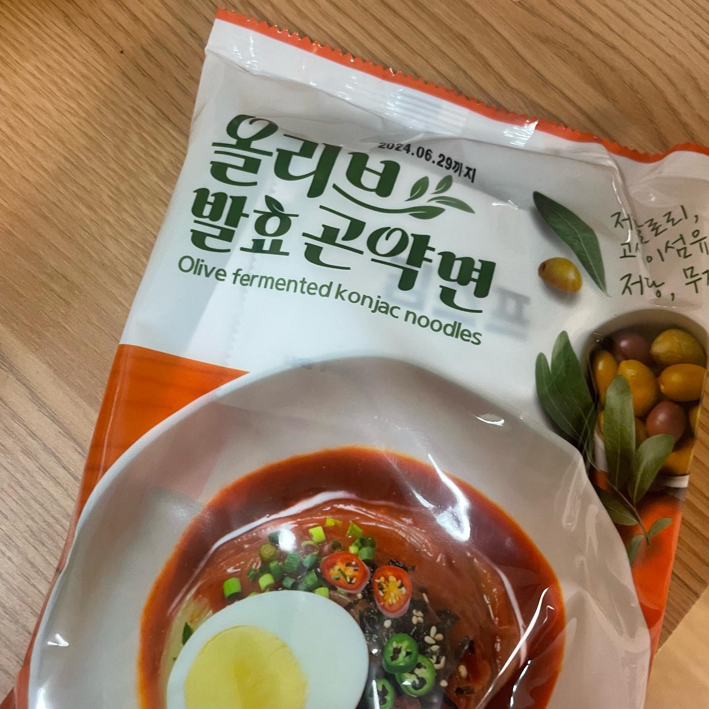 #할인구매 clean24_official #올리브곤약면 #찰비빔면
다이어트 중 곤약면!! 맛있네요. 면 칼로리가 낮으니 먹고싶은 음식을 먹을 수 있다니 ㅎㅎ 특이한 식감에 보들보들 맛있어용
#아기자기 #곤약간식 #맞팔 #올리브발효곤약면 #다이어트  #08L #곤약 #신상품나왔을땐 #곤약면요리
