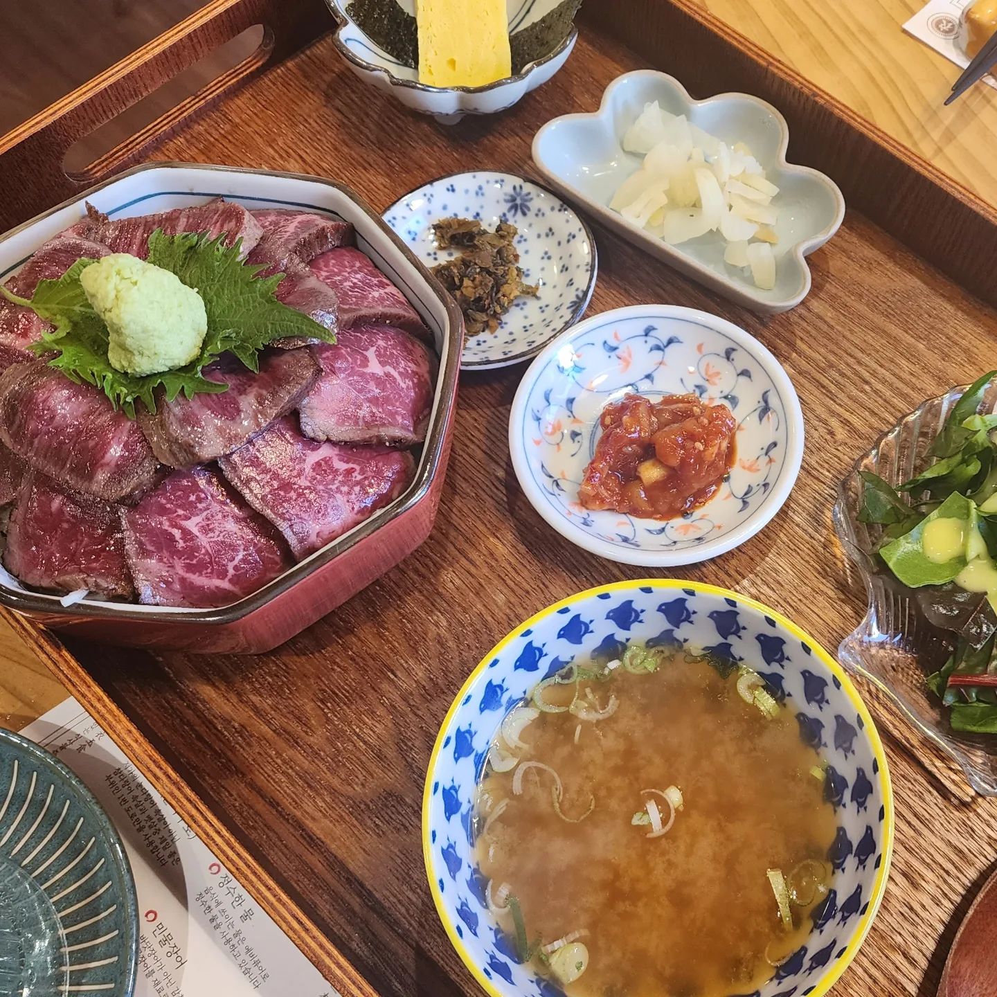 가족들과 외식했던 대구스시맛집 비단옥

회가 정말 두툼해서 식감이 넘넘 좋았고

회의 신선함이 그대로 느껴지는게 넘 좋았다

또 딸이 선택했던 스테이크덮밥은
 
정말 최고의 맛이었다.

미니화로에 한점한점 구워서 밥위에 올려 먹으니 짱

❤️ 비단옥

📍대구 수성구 수성못2길9

☎️ 053-768-5550

⏰️ 11:30~ 22:00

#대구스시맛집 #수성구맛집 #수성못맛집 #대구초밥 #대구일식 #비단옥
#대구돈가스맛집 #대구스테이크덮밥