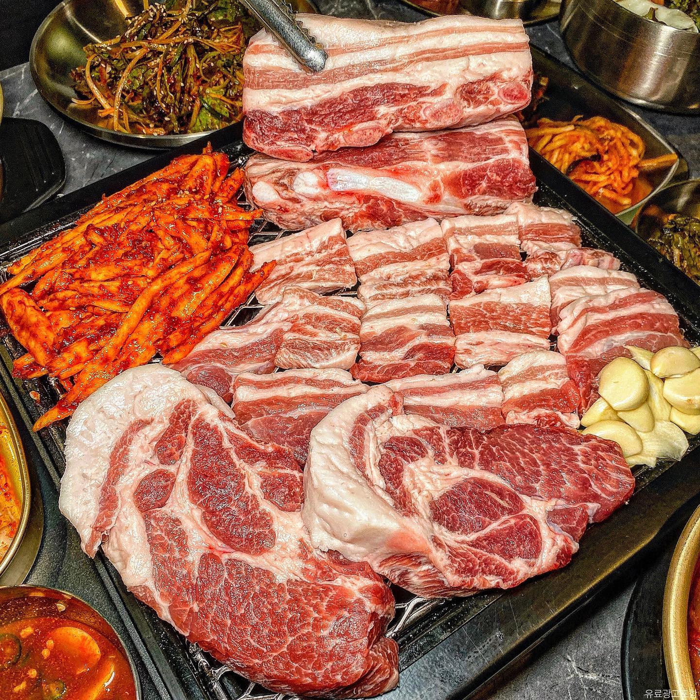 #함양숯불회관 #먹깽_존맛 
“부장님 데려가면 이쁨받는 고기 맛집”
⠀
역삼 직장인들은 무조건 여기로 부장님 데려가는겁니다? 그날부로 예쁨 받아요 ㄹㅇ;; 지리산 흑돼지를 192시간교차숙성시켰는데 어떻게 맛없냐구여🥹 맛집 불모지 역삼에 생긴 고기맛집이에요🫶🏻
⠀
역삼에서 직장생활 해봐서 아는데 고기맛집 ㄹㅇ 없거든요 회사다닐때 생겼으면 맨날 갔을듯🥹 드라이에이징120시간, 습식숙성 72시간 총 192시간 교차숙성으로 쫄깃함과 육즙이 미쳐요💓
⠀
사이드메뉴도 다양한데 비빔밥과 김치수제비는 꼭 그세여👍 김치수제비에 육즙 가득 고기 얹어 먹으면 극락이에요
⠀
📌 점심특선 갈비탕도 갓성비 넘치고 존맛이라 점심식사하기도 좋아요

#강남역맛집 #역삼역맛집 #역삼맛집 #역삼회식 #역삼역회식 #역삼역회식장소 #강남맛집 #강남회식 #강남회식장소 #역삼고기집 #좋아요반사 #먹팔 #먹깽_역삼