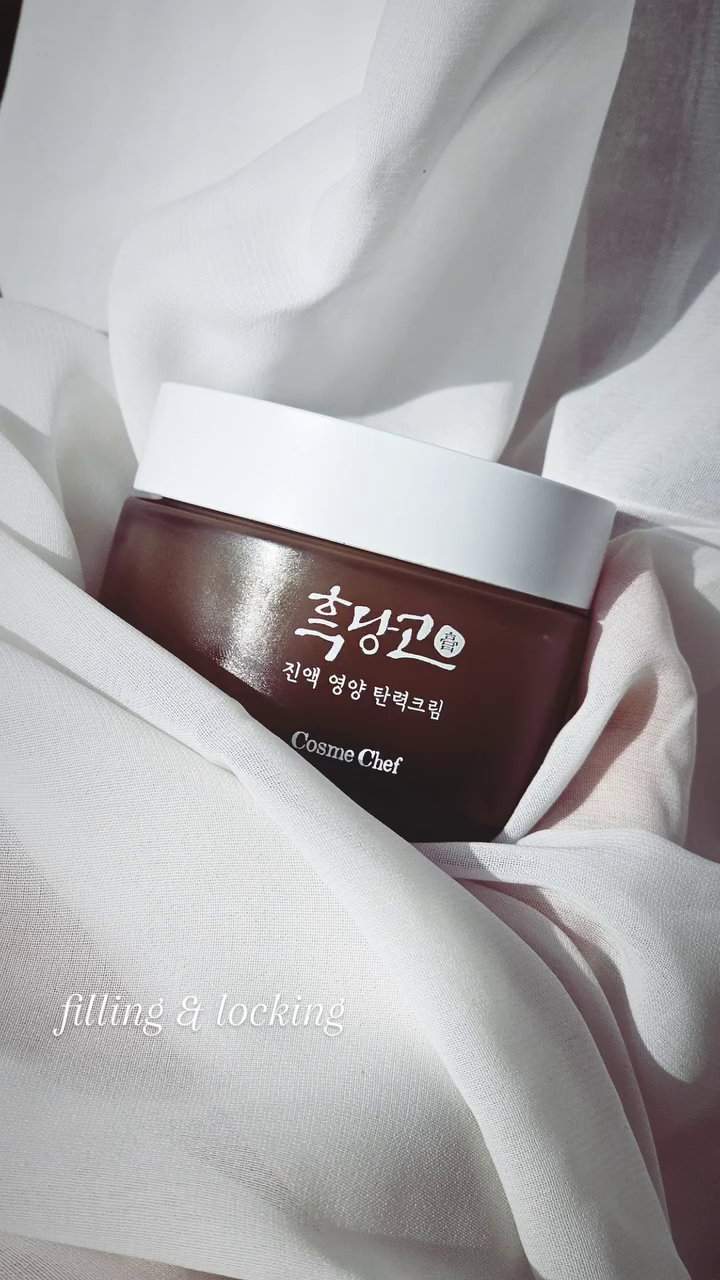 🖤
.
.
미세먼지는 안좋은데 해는 참 잘 들었던 낮이었어요~
미세먼지 때문인지 아이들도 코막혀하고 저도 목이 칼칼하네요~

이럴 땐 세수도 더 잘 해야하는 거 아시죠~?♡

제가 세수도 대충하고 기초도 대충바르고 썬크림과는 거리두기를 하고 살아왔던 시간을 정말 후회하거든요~~

그래서 요즘 더 정성드리며 신경쓰는 중이에요~~

"있을 때 잘해~"라는 말 있죠~
정말 피부도 좀 더 젊을 때 아직 살아있을 때 관리해줘야 겠더라구요~

이제와서 눈을 뜨니 늦바람이 무섭다고🤣🤣🤣
더 많은 관리가 필요한 거 같아요...🥲🥲🥲🥲🥲

제가 🖤짜서 쓰는 흑당고🩶 보여 드렸었죠~?
협찬으로 사용해보고 반해서 열심히 쓰다가
cosmechef.kitchen 과 하는
#뷰티인플루언서 양성과정에 운이 좋게도 함께 하는 중이에요~~

근데 🖤짜.쓰.흑 이 피부를 비워내는 [비움]의 과정이라고 하면
오늘 소개해드릴 기초라인은 [채움]&[잠금]의 과정이라고
보시면 될 것 같아요~

✔남편도 요즘 모든 제품을 같이 사용중인데요~
별 말 없이 계속 쓰는 거 보면 분명 좋은거거든요~♡🤣

마지막 영상은 촬영하느라 쏟은 거 아까워서 발라봤어요~~🤭
어떤가요~? 저 피부 마니 좋아졌는뎅~~♡

지금부터 간단 제품소개~~⬇⬇⬇입니다~~^^

✅흑당고의 모든 제품은 피부에 좋은 '고'의 효능을 재료로 해서
만들어 지는데요~~

1⃣진액 영양 에센스[수분채움]
-저온 감압 공법으로 달이고 고초균으로 365시간 발효하여
피부 깊숙히 탱탱하게 물차오르는 세안 후에 사용하는 토너에요~

2⃣진액 영양 주름 앰플[영양채움]
-오랫동안 재우고 달이고 발효시킨 "진액영양수"와
"침유발효오일"배합의 안면 7주름 앰플이에요~

3⃣진액 영양 탄력 크림[장벽강화]
-재료를 달이고 침유한 "흑당고 발효 진액수"와 "발효오일"로
피부 수분 저장 능력을 높이는 장벽크림이에요~

4⃣진액 영양 흑당갱[장벽보호]
-"발효오일"과 진하게 달인 "흑당고 발효 진액수"로 만든
흑당고 주름케어 멀티밤이에요~
(팔자주름 릴스참고~🤗)

➡이렇게 진정한 피부 건강은 확실하게 비워냈을 때
새로운 채움으로 완성되어 생명 순환이 일어 난대요~
➡피부 대사의 흐름을 바탕으로 자연의 식재료를 발굴하고
먹고 바를 수 있도록 요리하여, 아름답고 건강하게 빛나는
피부 근본을 세워줄 수 있는 제품으로 제공되어요~~

❓관심 가는 분들은~~
cosmechef.kitchen 
cosmechef.suhyang 
으로 가셔서 보세요~~🤗
.
.