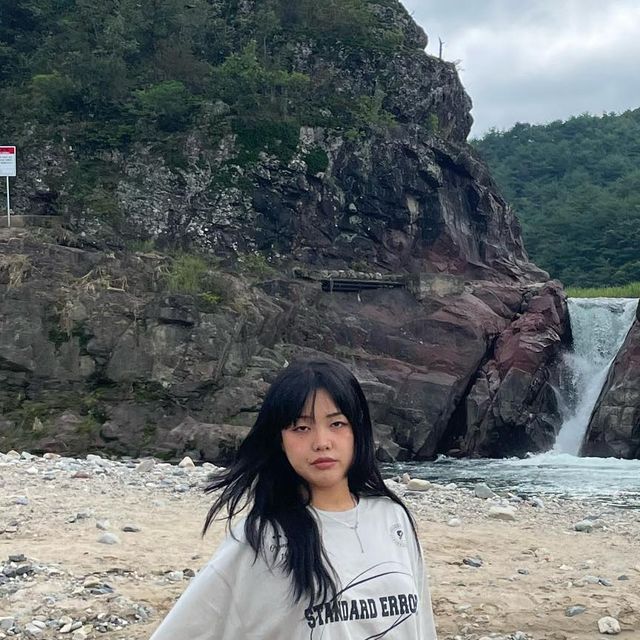 혜림포터 l OOTD on Instagram: "#광고 @standarderror_official 순간포착!📸 연차쓰고 울진계곡 놀다왔징~ 오늘도 함께한 스탠다드에러❤️ 유니폼 느낌나는 프린팅으로 스포티하면서 스트릿한 IRT167 [