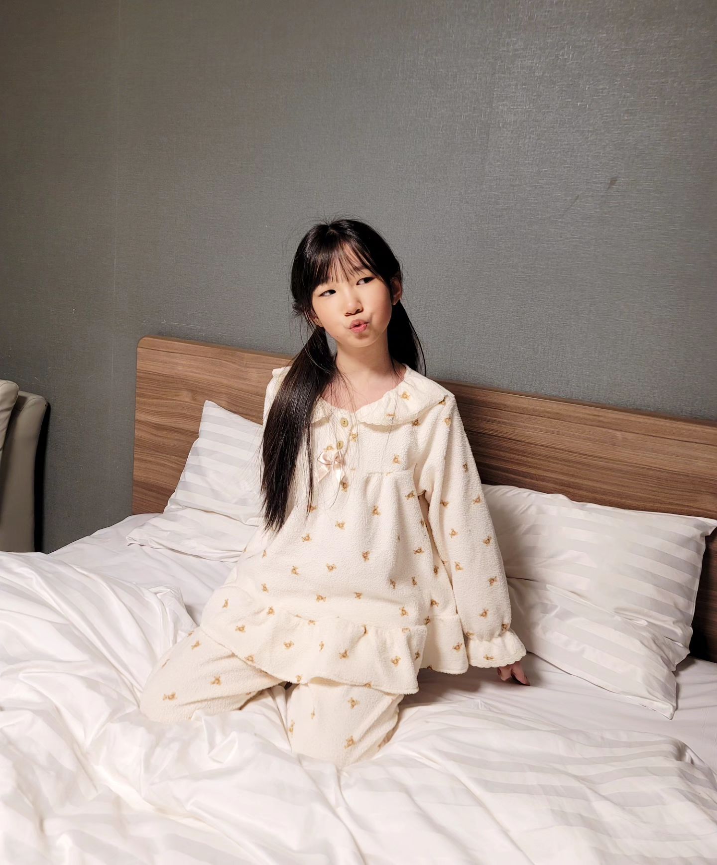#협찬
요즘 시니의 최애 잠옷 #토토와모모 
시니가 요즘 요 잠옷만 입어서
이번 여행때도 챙겨갔답니다🤣

군더더기없는 깜찍한 디자인에,
보들보들하고 포근한 원단까지!

피부에 닿는 촉감이 너무 좋더라구요🩷

totomomo_v 

.
.
.
.
.
.
.
.
.
.
.
.
.
#키즈모델 #여아모델 #광고모델 #아역모델 #키즈패션 #kidsmodel #주니어모델 #키즈인플루언서 #키즈셀럽 #키즈서포터즈  #키즈OOTD #여아코디 #여아잠옷