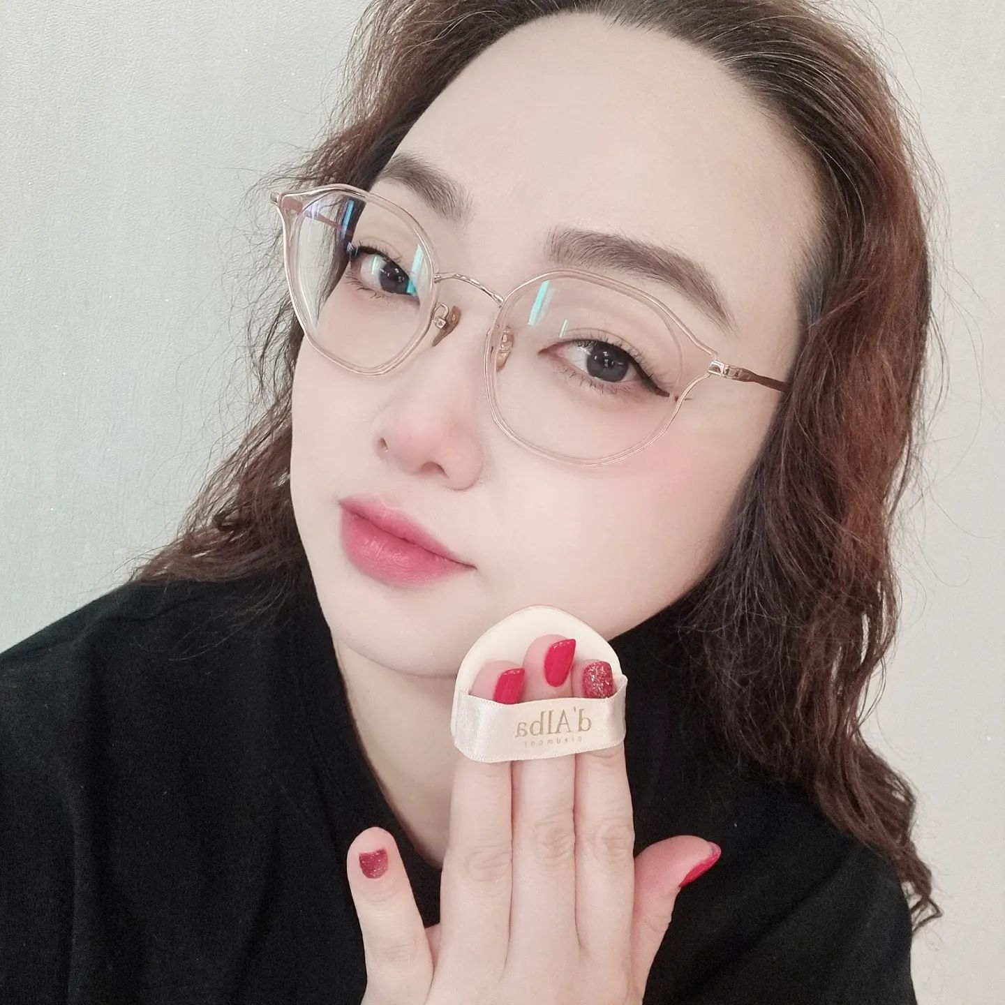 #협찬 

날이 따뜻해지면서 기존에 사용하던 쿠션이 너무 유분기가 많나?

느낄 때 쯤 #달바팩트 를 만났어용~~~😄

아무래도 여름이 다가오면 땀도 많이나고 평소보단 더 매트한

쿠션을 찾게되는데 또 그렇다고 피부광을 포기할 수도 없잖아요?

평소에 달바미스트를 너무 만족하며 사용하고있어서 이번에도 믿고 사용해봤죠~

우선 사용감은 아주 만족👍

달바 1등세럼이 그대로 함유된 글로우 쿠션이라 그런지 우선 피부광이

너무 자연스럽고 예쁘게나요~ 커버력은 그리 두껍게 표현되지않으면서

홍조나 조금있는 잡티정도는 안보일정도는 커버가되요~~~

전에는 갈아서 쓰는 타입이었는데 이번에는 밤형태의 쿠션이에요

촘촘한 메쉬망 아래에 밤형태의 쿠션이 들어있고 퍼프로 살짝 찍어바르면

조금씩 내용물이 나오는 형식인데 팁을 드리자면 꾹 누르지마시고

살짝만 눌러서 피부에 두드리듯 펴바르면 뭉치는것도 없고 자연스럽게 

표현된답니당🤗 

2중 분쇄 압축파우더 공법이라서 그런지 커버입자가 아주작아

자연스럽고 얇게 밀착되요 퍼프 역시 다이아몬드 쉐입으로 

눈가나 콧망울도 꼼꼼하게 바를 수 있어 너무 만족~~~

게다가 컬러나 디자인은 어찌나 고급스런지~~😊

선물하기에도 너무 좋을 것 같은 #달바세럼글로우픽싱커버쿠션

요즘 날씨에 딱 맞는 쿠션을 찾으신다면~~?

이탈리아 비건 V-라벨 인증도 받고 국내 저자극 테스트도

완료한 #달바쿠션 추천해요☝️

#팩트추천 #쿠션추천 #쿠션팩트추천 #화이트트러플