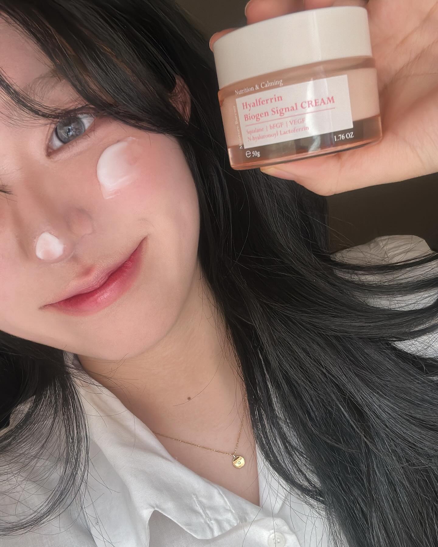 #협찬 #광고 🧴히알페린 바이오젠 시그널크림🧴

세계 최초 피부 최적화 락토페린 화장품

락토페린과 히알루론산의 공유결합으로 탄생한 세계최초출시래요🫢

히알페린
- 속보습 케어 / 저자극 진정 케어 / 피부 트러블 예방 / 항염, 항균 작용 / 피부 안전성 테스트 완료 ✔️

- 락토페린과 히알루론산의 공유결합으로 탄생한 세계 최초 신소재 히알페린은 사계절 내내 지쳐 있는 피부의 컨디션을 되찾아주어 본연의 힘을
키워주는 중요한 역할을 하며, 보다 견고해진 피부를 선사합니다!

- 히알페린(Hyalferrin): Lactoferrin + Low Molecular Hyaloronyl 유도체의 결합. 락토페린의 생리활성기능 및 안정성을 유지한 체, 피부 깊숙히 스며들어 그 유효성을 증대코자 개발한 자체 연구개발 성분

버터 같은 제형으로 속보습, 겉보습 꽉잡아주고
부들부들한 마무리감으로 끈적함없는 크림으로 사용감 최고에요💕💕

비포에프터 일주일도 채 안돼서 찍은건데 붉은끼 가라앉은거 보이시죠..? 저도 상당히 당황했는데 그만큼 제품력이 좋다는거겠죠?

저는 토너패드랑 크림 들고다니면서 히터로 건조한 대중교통에서도 사용했어요!!

Hyalferrin #히알페린 #히알페린크림 #락토페린#수분진정 #속보습케어 #수분세럼 #피부항산화 #진정세럼 #트러블예방 #탄력증진 #속건성피부 #건성피부 #환절기 #건조한피부

 !!👇 click 👇!!
https://bioexpertbeauty.com/index.html