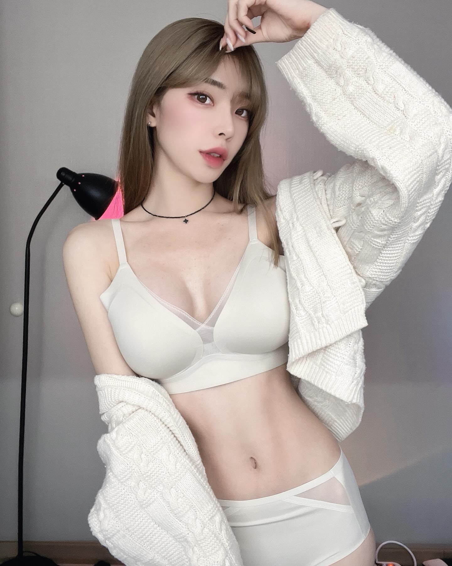 #협찬 vivien_korea 
이름처럼 몸에 착 붙는 비비안 젤라또 심리스 브라&팬티 리뷰에요
✅와이어가 없는데도 안정적으로 가슴을 받쳐주고 압박이 없어 ✅편한 착용감인데 봉제도 없는 심리스라 
✅붙는 옷이나 비치는 옷을 즐겨입는 분들께 추천드리고 싶어요 

컬러도 쫀득쫀득한 파스텔톤 세가지라 취향에 맞는 컬러를 선택하면 된답니당 >ㅠ<

착용컬러👉🏻오트밀 

#비비안 #비비안_나나핏 #vivien #속옷 #여자속옷 #속옷추천 #속옷브랜드추천 #브라추천