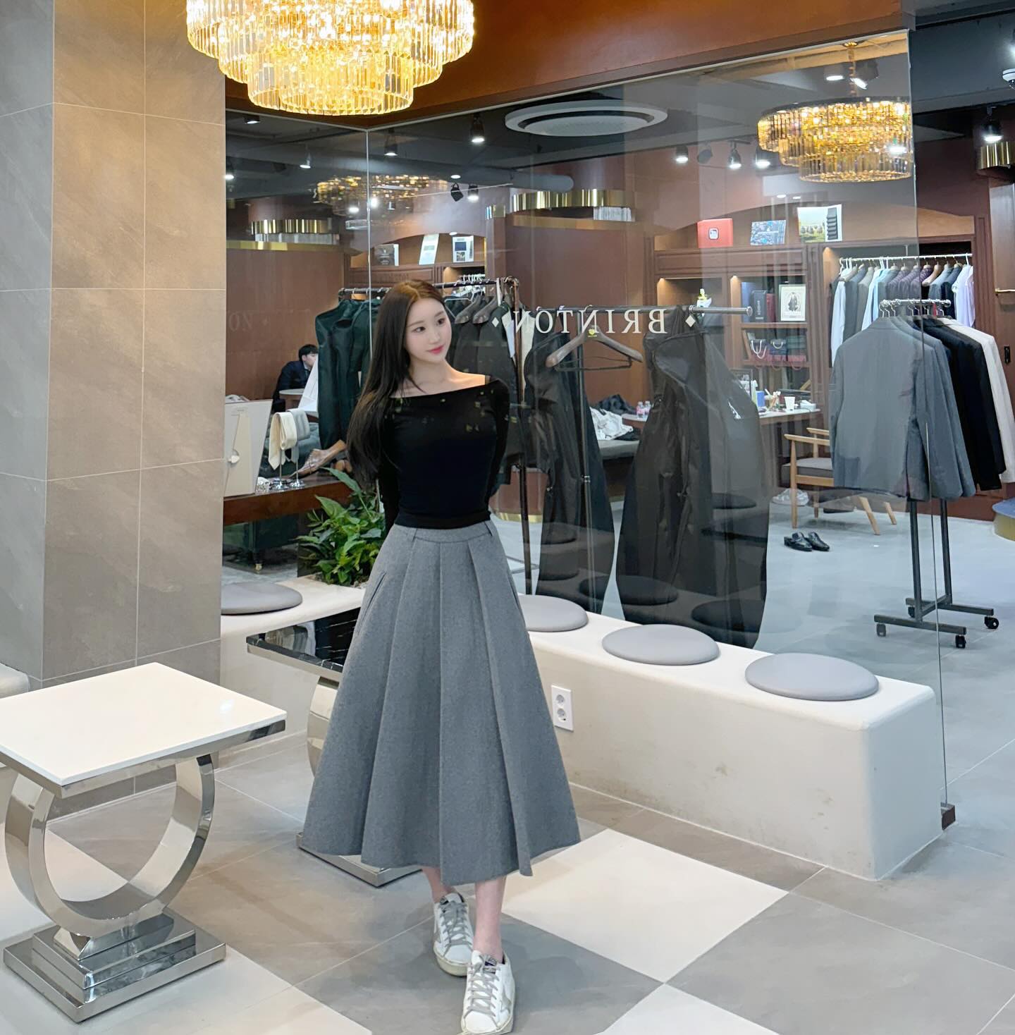 새로운 스타일을 시도하는 것도 나쁘지 않은 것 같아요 ☺️ #제품제공 

Skirt noregret.kr 
Shoes goldengoose 
Place brinton.official 

#스타일#패션#패션스타그램#코디#코디스타일#ootd#겨울룩#오늘의룩#룩북#모델#fashoin#dress#dressup#koreafashoin#style#model#goldengoose#skirt#치마추천#겨울치마#노리그렛#오버핏#캐주얼룩#원피스#데일리룩#협찬#키작녀코디#160#20대패션