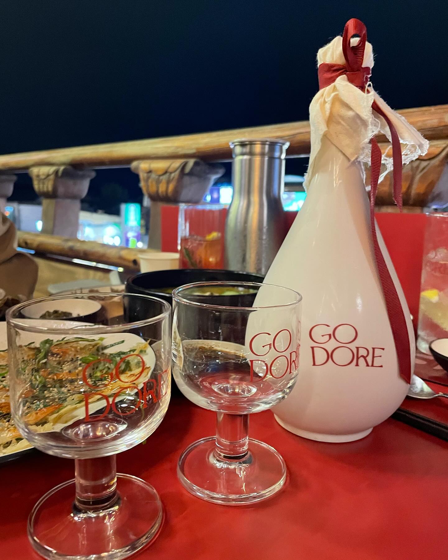 경주 핫플 #고도리 술집 방문했어요!

🤤2층에 위치해있어 황리단길 예쁜 뷰를 볼 수 있었어요
노을질때 오면 정말 예쁠 듯💛

🍽️바지락 얼큰 수제비 술찜 24,000원
🍽️고도리 피치 하이볼 9,000원
🍽️선비진 하이볼 10,000원

🤤바지락 술찜은 칼칼해서 술먹으면서 해장 되는 맛❤️
바지락이 정말 많았어요👍
🤤달달한 술 좋아하시면 고도리 피치 하이볼 왕 추천👍👍
(인생하이볼맛)
🥲선비진 하이볼은 좀 쓴 맛

🍽️땡초 해물 새우 파전 18,000원
🍽️고도리 황남 생 막걸리 6도 9,000원

🤤새우 왕창 들어있고 오징어까지 넘 맛났어요❤️
🤤예쁜 고도리 황남 생막걸리 아는맛이지만 잔이며 술이 
너무 예뻤어요❤️

🤤유명해서 방문했는데 완전 맛있어서 만족❤️
🤤토요일 기준 저녁7시부터 웨이팅있었어요
🤤재방문의사 100%

⏰매일 17:00~24:00
📍경북 경주시 포석로 1074 2층