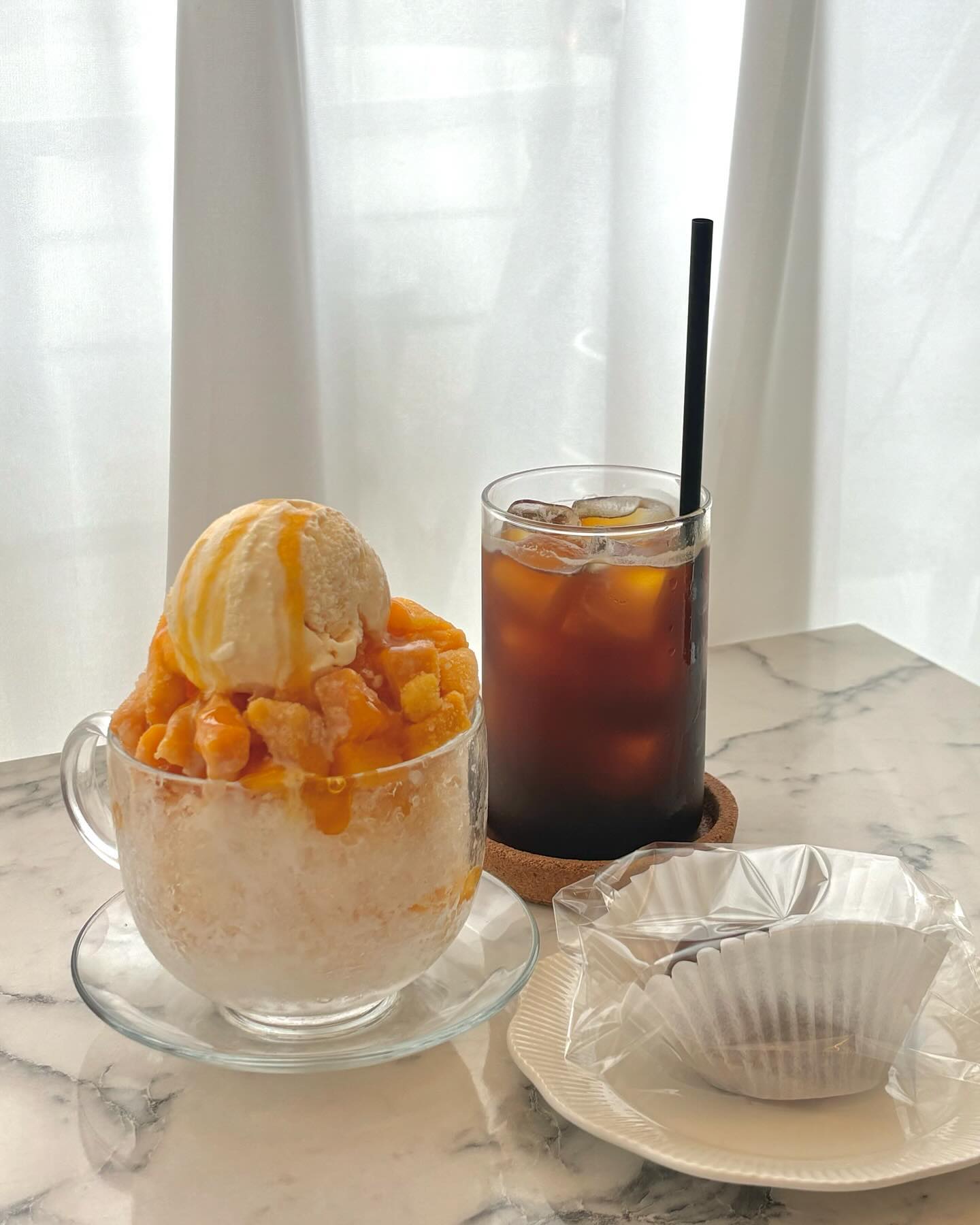 Cafe main

오늘은 더운 여름을 맞아서 
#일산 #밤리단길 #빙수맛집 
소개합니당! 

카페메인은 컵빙수를 판매해서 
가격도 합리적이구(🥭6,500)
컵빙수지만 과일이 가득 들어있어서 
양은 2인이 먹어도 충분하더라구요!
저는 망고빙수를 먹었는데 너무 시원하고 
망고는 상큼 달달해서 너무 맛있었어요! 
집 앞이라면 1주일에 한번씩 먹고 싶은 맛?

그리고 요즘 너무 핫한 #두바이초콜릿 을 판매하는 곳이에요!
두바이 초콜렛 드시려고 많이 오시더라구요
줄 서서 사가실만큼 엄청난 인기,,,,
일산에서 #두바이초콜릿파는곳 찾으시면 카페메인 추천드려용
빙수가 정말 맛있으니까 빙수도 꼭 드셔보세요!
(스콘도 맛있어요,,글루텐 프리랍니다)

🚩 경기 고양시 일산동구 일산로330번길 35 1층

🕒 평일 10:00-18:00(라스트 오더 17:40)
 주말 11:00-18:00

📱 0507-1424-7655

🚙 주차가능

#주파민카페투어 #내돈내산