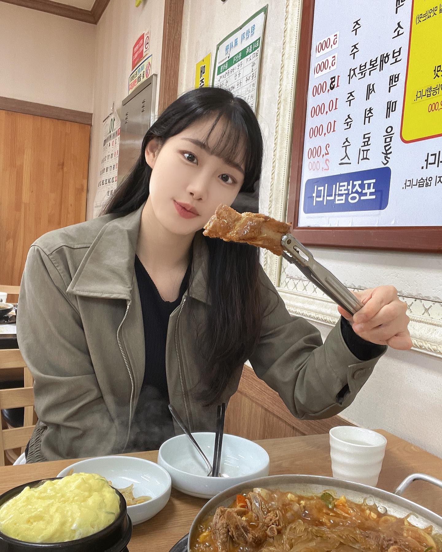 16년간 한자리에서 꾸준하게 인기좋은 ’매운돼지등갈비찜‘에 다녀 왔어요! 이전에도 유명했던 조선별관에서 상호명만 변경됐대요~ 외관부터 솔솔 나는 맛집향기🤭
⠀
식기랑 매장 내부도 완전 깔끔해요! 매운맛 단계는 총 5단계가 있고, 평소 매운거 좋아하는 편에 2단계로 먹었는데 적당했어요🔥 등갈비를 비닐장갑끼고 야무지게 뜯는데 한 번에 싸악 뜯기면서 부드러운 고기 맛이 느껴져요,,🐷 당면을 듬뿍 넣어서 주시는데 이 당면도 무한리필이구 소스가 잘 스며들어서 맛있었어요! 마지막 볶음밥은 필수져,, 🥺
⠀
밀키트도 출시됐대요! 맛있는 등갈비를 집에서도 만날 수 있다니,,, 상상만 해도 행복하답니다🤭
⠀
링크👉🏻https://m.smartstore.naver.com/sevenhome/products/8769323697?
⠀
📌광주 남구 군분로 163
🕖11:30~22:00, 매주 월요일 정기휴무
📞062-351-8881
🚗 주차장없음, 갓길 주차가능
⠀
#화정동맛집 #화정동데이트