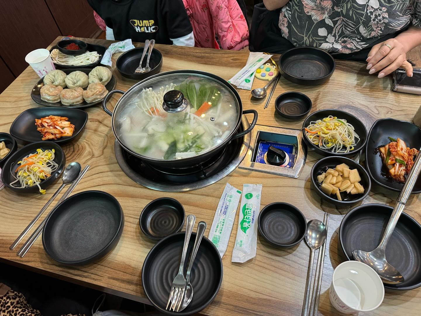 🍲
.
.
.
자쀼데이 만들어준 엄마랑 맛있는거 만들어주신 엄마랑
공주둘이랑 점심데이트😋✌🏼