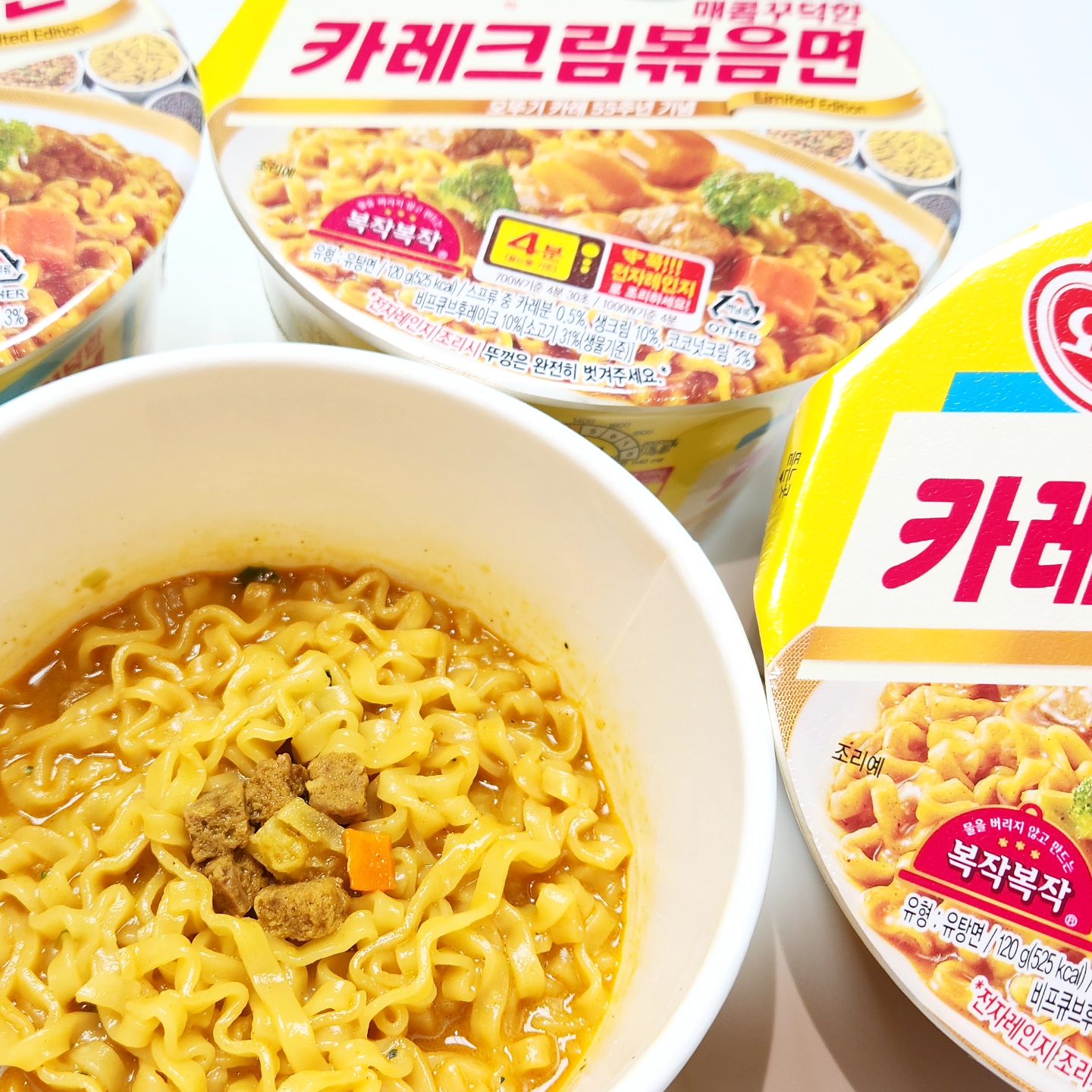 #협찬 🍜오뚜기_카레크림볶음면

오뚜기 카레 좋아하시는 분들 주목-!
오뚜기 카레가 벌써 55주년을 맞았다고 하는데요
그 기념으로 오뚜기 카레크림볶음면이 리미티드 에디션으로 나왔어요🔅

오뚜기 카레면 컵라면과 비슷하게 생겼는데
소고기 큐브가 큼직하게 들어있고 전자레인지 전용이어요
그리고 물을 버리지 않고! 전자레인지 조리 후에
카레소스랑 크림분말스프를 넣어 30초이상 비벼주면
복작복작 꾸덕하게 즐길 수 있어요😍

맛은 오뚜기카레 매운맛 정도인데 한국인이 딱 좋아하는 맵기였어요!
매콤하고 부드러운 맛으로 완전 제 취향을 마구마구 저격해버린 신상라면이었는데요
오랜만에 진짜 맘에 드는 컵라면을 찾았답니다...♡

55주년 기념이라 55만 개 한정판매라는데 아무래도 쟁여놔야할 것 같아요
진짜진짜 짱맛왕맛!
쟁이러 가실 분은 아래 링크를 통해 할인된 가격에 겟! 가능하니 참고하셔요✨
https://brand.naver.com/ottogimall/products/10591266424
-
📌#ye또먹_오뚜기 #ye또먹_라면
#오뚜기 #카레크림볶음면 #오뚜기카레크림볶음면 #오뚜기카레55주년 #한정판라면 #카레라면 #신상라면 #편의점신상 #편의점추천 #컵라면추천
#먹팔 #먹스타소통 #라면 #컵라면 #야식 #크림카레파스타