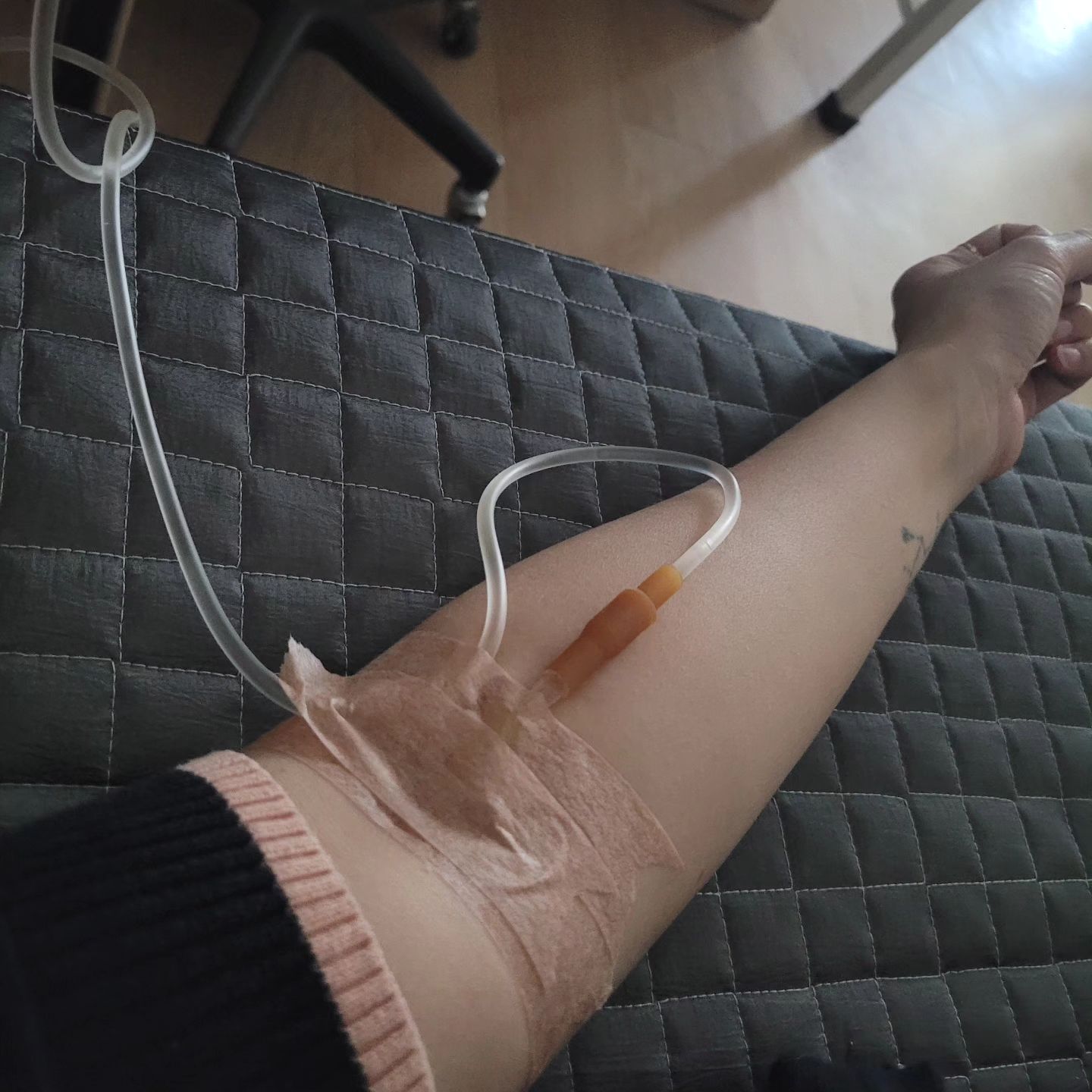 몸이 빨리 회복되지 않아 도저히 안되서 영양제 맞기!!
-
몇일내내 골골 되니 아무것도 못하고 이대로 도저히 안되겠다

꼭 여름 더워지기전에 한번씩 된통 치루는구나 😂

#여름감기#영양제#수액#육아맘#아들맘