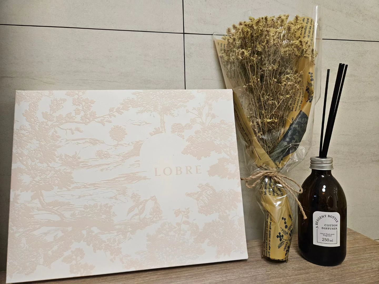 #협찬 LOBRE 로브레 줄기세포배양액 파워리프팅 마스크🧒

줄기세포배양액으로 만든 마스크팩이 있다구?

무려 2,000ppm 함유로 다음날까지 물광!

줄기세포 1위 연구기업, 메디포스트에서는 21년 줄기세포를 연구했다구해요!
160여명의 연구원이 있는 생명공학 연구소에서
 특허낸 제대혈줄기세포배양액, NGF37 !!!                       
▪️NGF37이란 ?                     
가장 노화 하지 않은 혈액인 제대혈에서 얻은 37가지 피부연관성장인자를 포함하는 507단백질로 구성된 셀로니아의 핵심성분          

그래서 그런지 효과도 짱짱
- 겉과 속 모두 보습,탄력 개선 (지속력 2h!!)
거기에 탄성까지 개선!! 탄성이 찐인거 알죠?
- 즉각적인 붓기 완화(눈두덩이/얼굴)
- 모공 타이트닝
- 부위별 리프팅

3.중.구.도!! 스페셜 케어 효과 완성
[랩핑레이어-시트레이어-크림레이어] 
유효성분의 증방 최소화, 랩핑레이어
피부에 온전하게 전달 시트레이어 
피부 밀착감&탄력감 U 크림레이어

#줄기세포팩 #랩핑마스크 #마스크팩 #시트마스크팩 #크림팩  #마스크팩추천  #로브레 #로브레붓기팩 #홈케어 #1일1팩 #수분팩 #앰플팩 #피부관리 #병원관리팩 #붓기팩